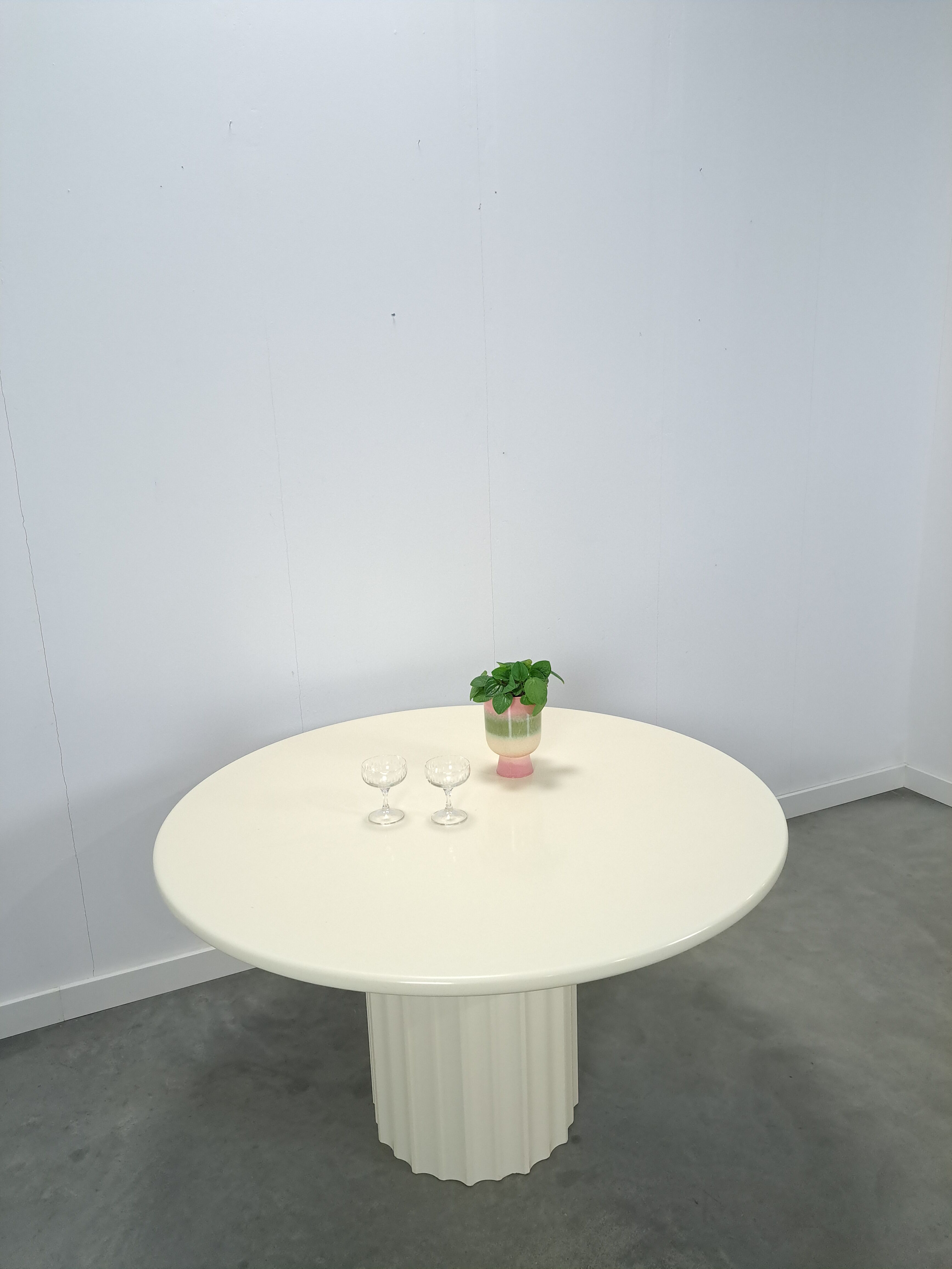 Ronde creme eettafel met geribbelde poot