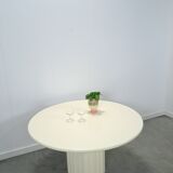Ronde creme eettafel met geribbelde poot