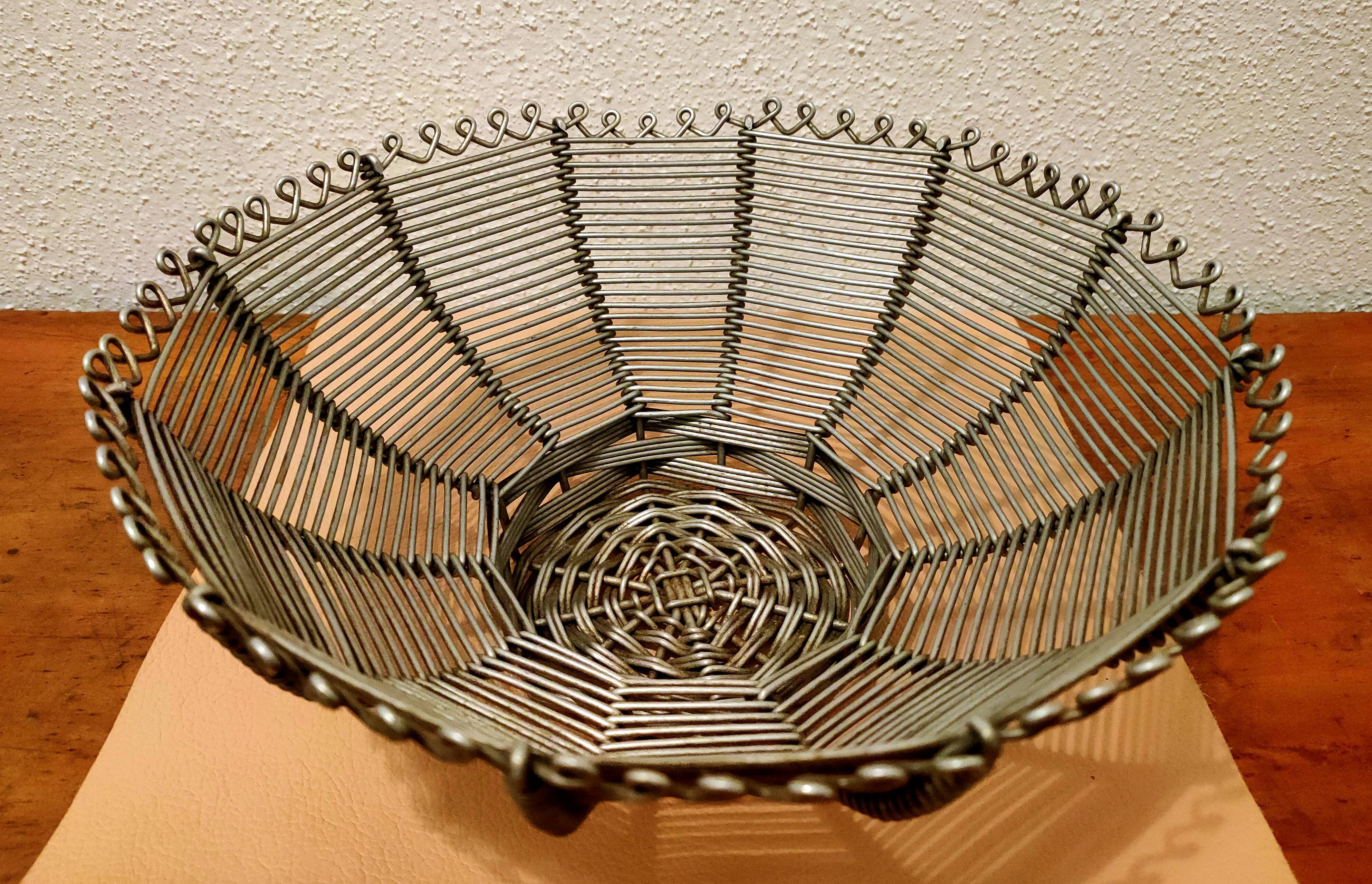 Fruit or walnut basket, made of metal