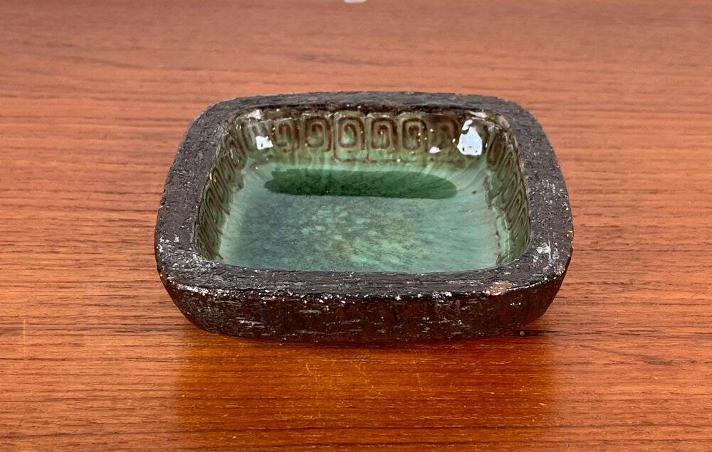 Danish studio pottery bowl from the mid-century by Jytte Trebbien and Harry Nielsen for Tusbo, 1960s.