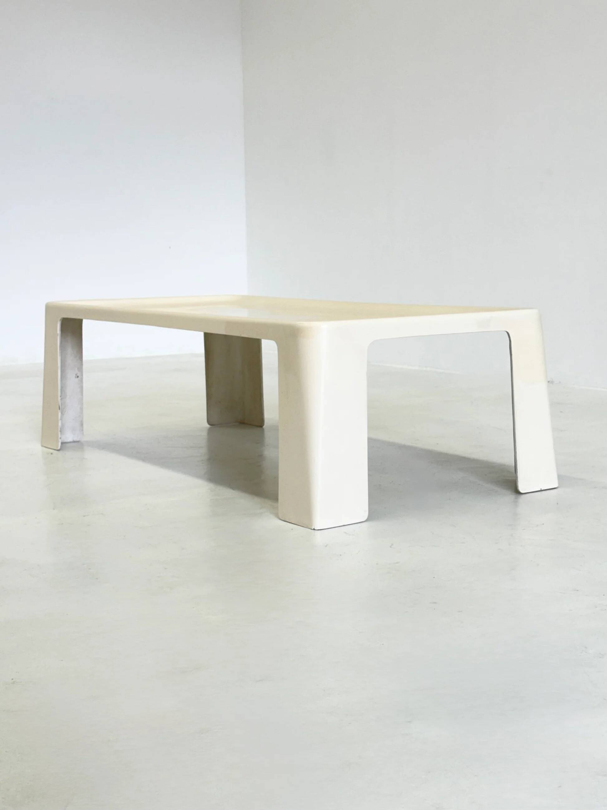 Amanta rectangular coffee table by Mario Bellini for C&B Italia in white