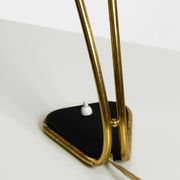 Rare grande lampe de table en laiton de style Mid-Century Modern avec une belle patine.