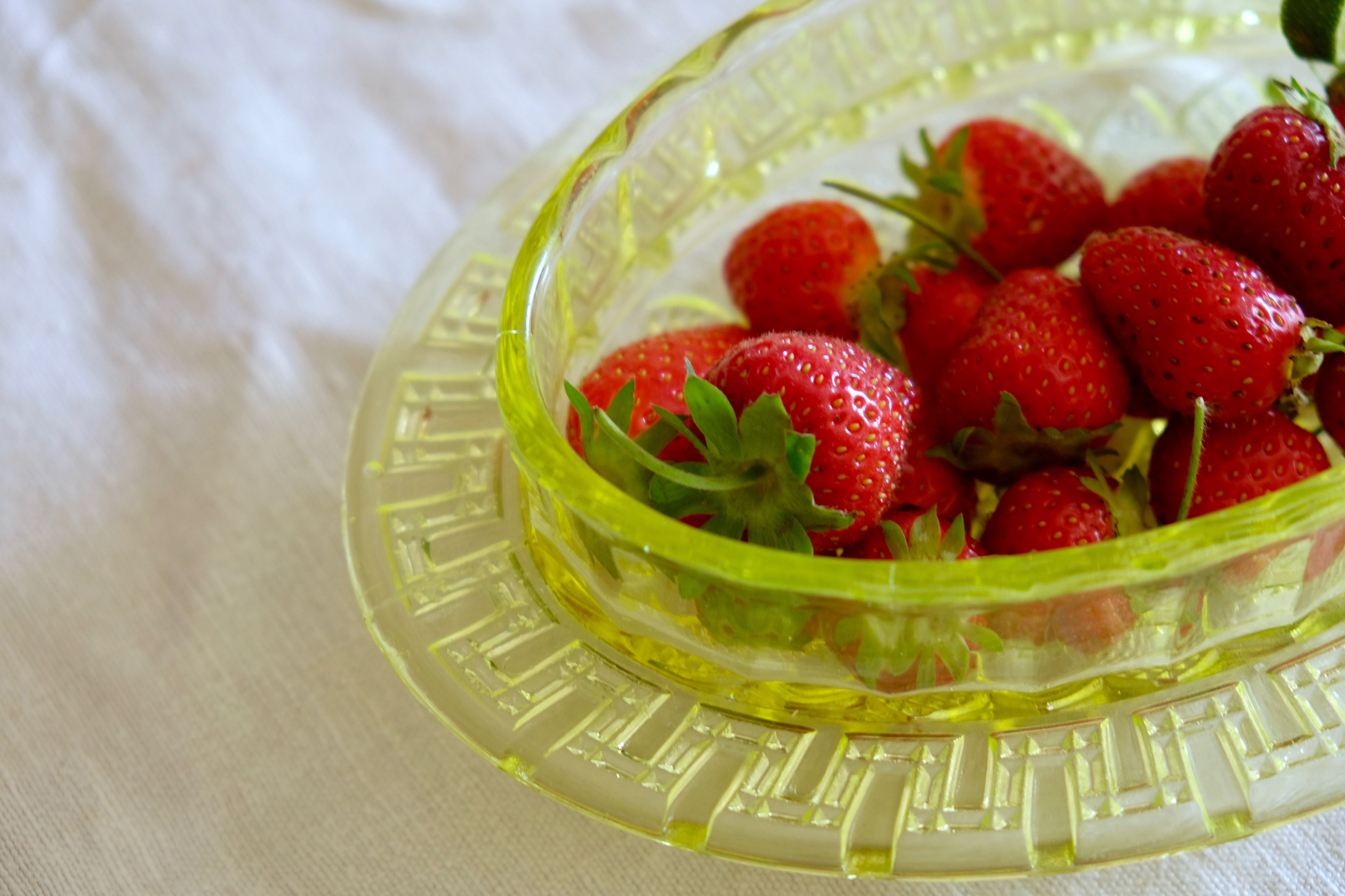 Fruit cup in yellow wealine moulded crystal 19th / 20th century