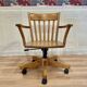 Fauteuil pivotant et inclinable bois massif.