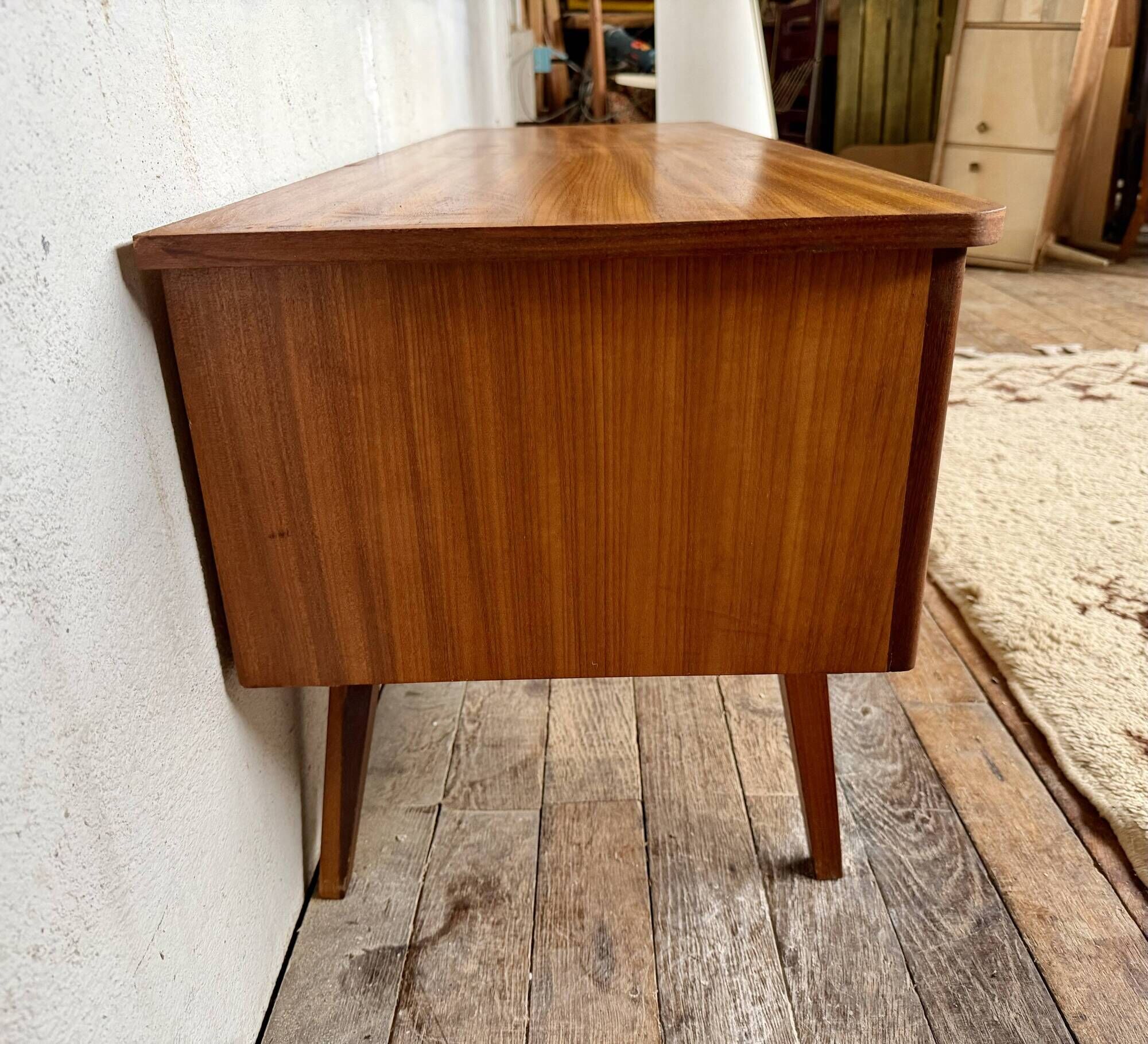 Enfilade vintage TV/Hi-Fi with tapered legs