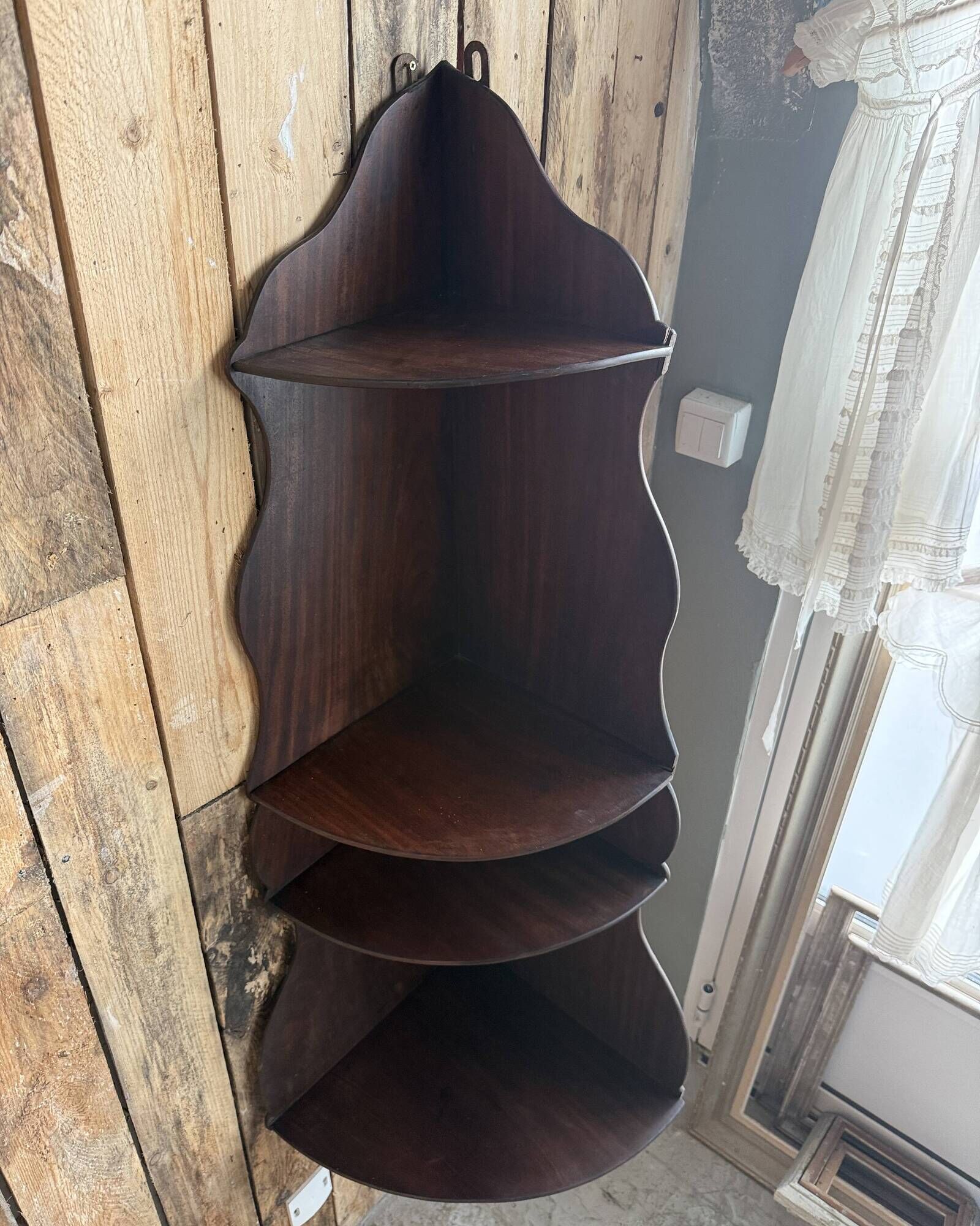Grande étagère d’angle ancien e