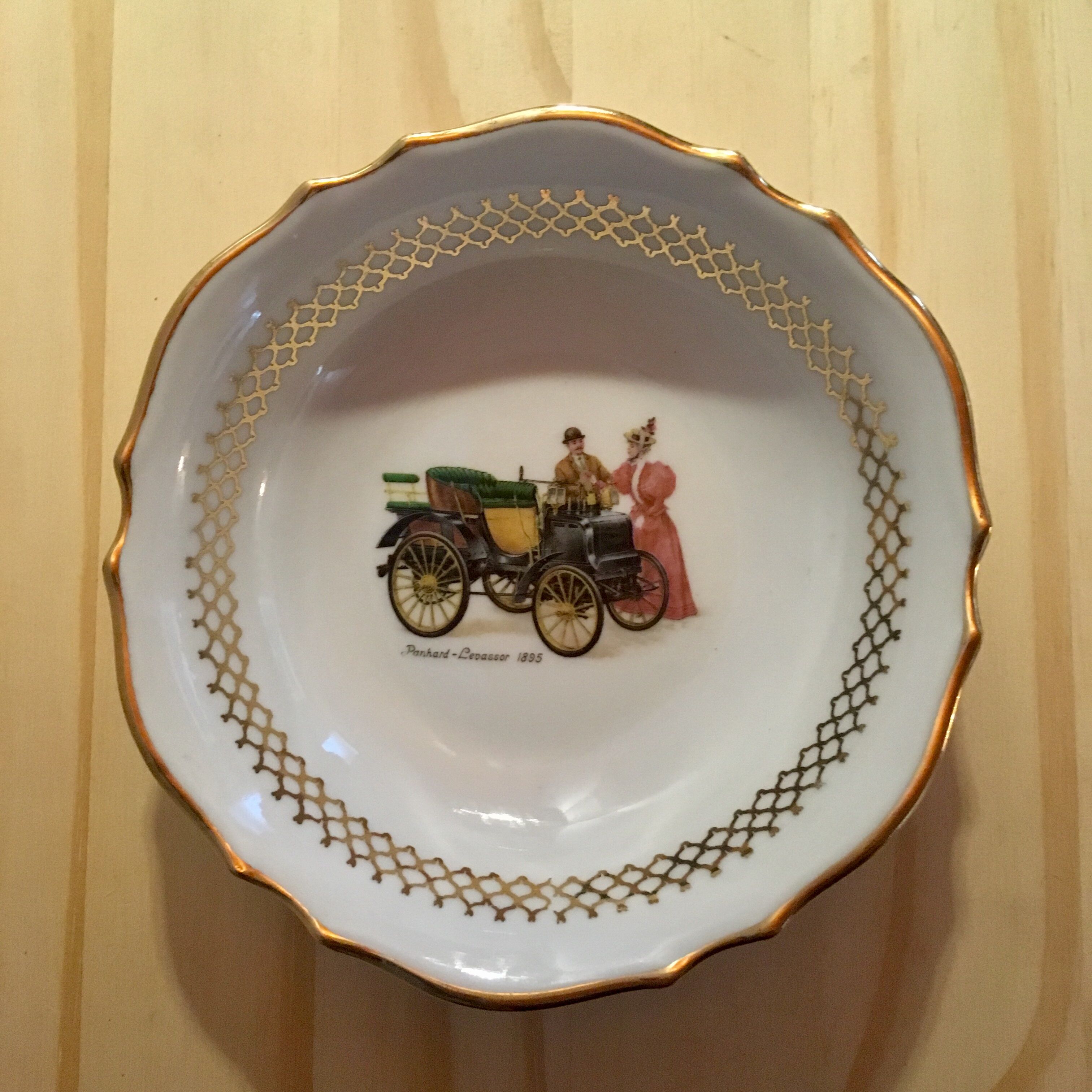 6 small hollow plates in white porcelain pattern vintage cars