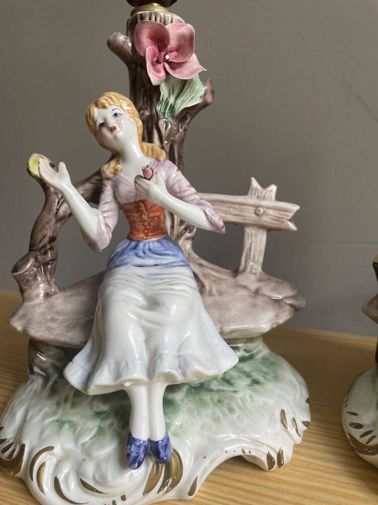 Paire de lampes de table en porcelaine italienne par Capodimonte.