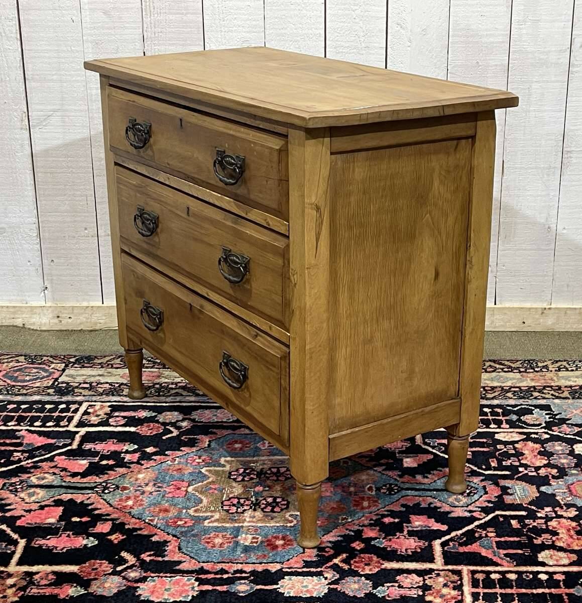 Commode anglaise en noyer du début XXème