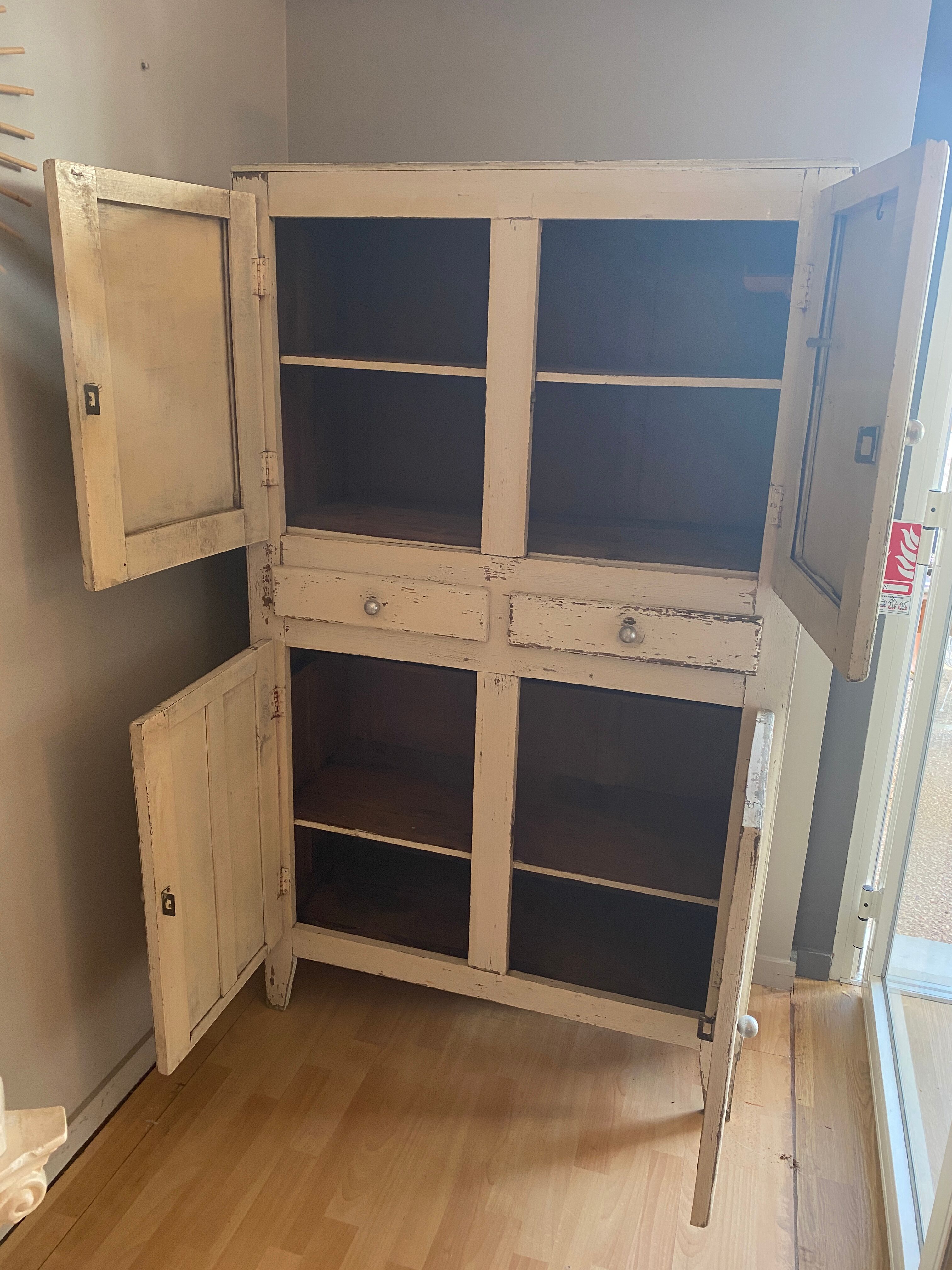 Mado cabinet