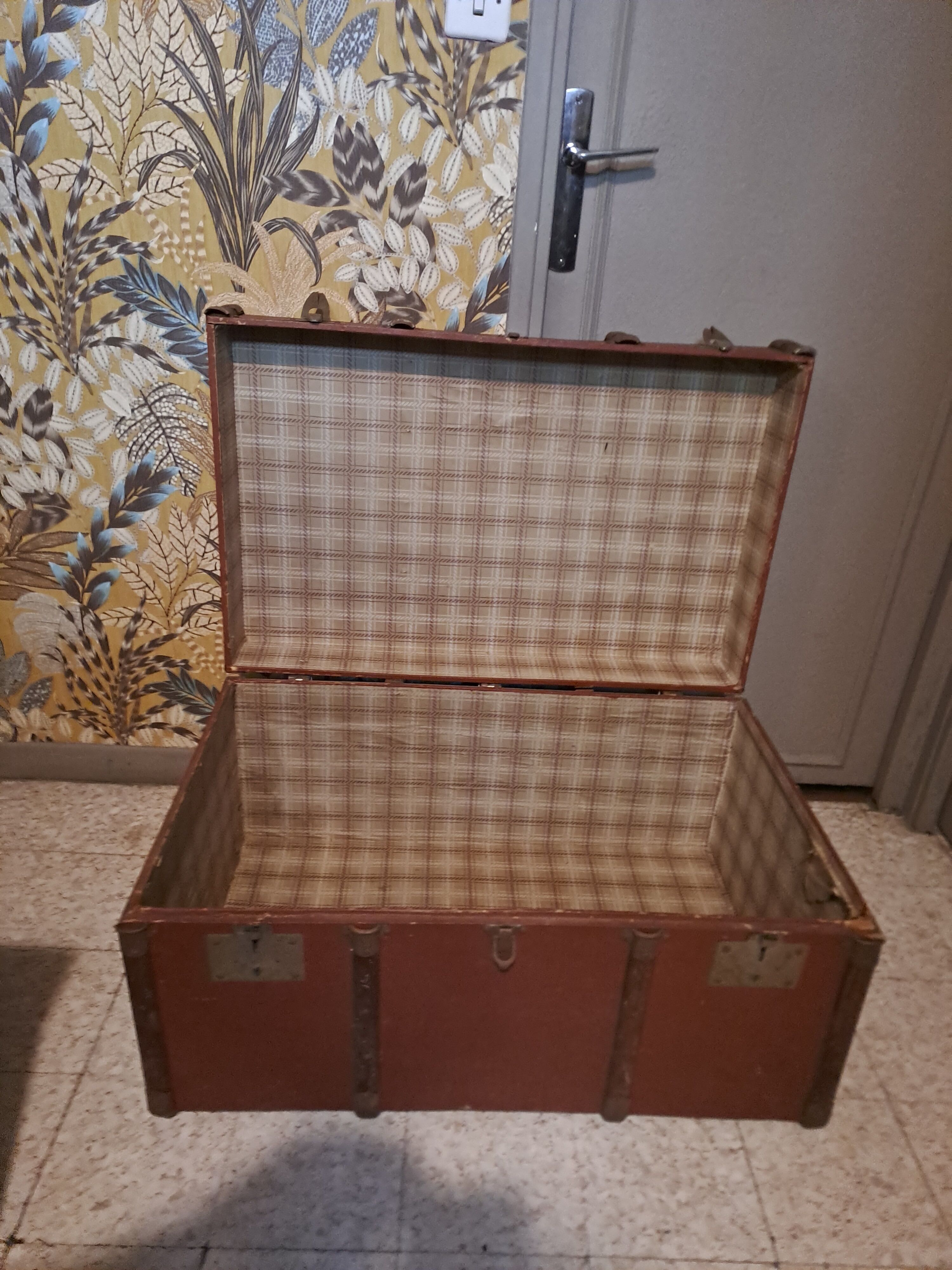 Vintage vintage old travel trunk dating from the 1920s/1940s