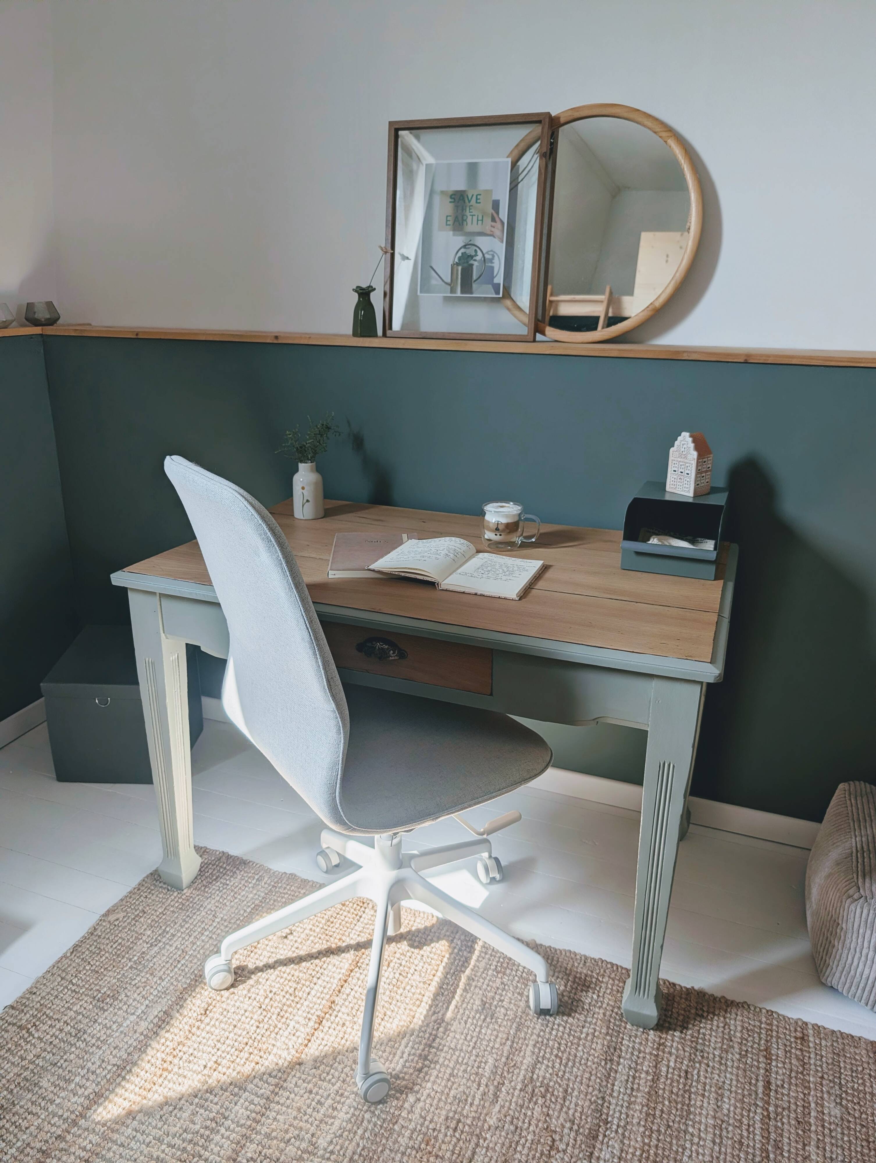 Bureau ancien rénové en bois et vert grisé