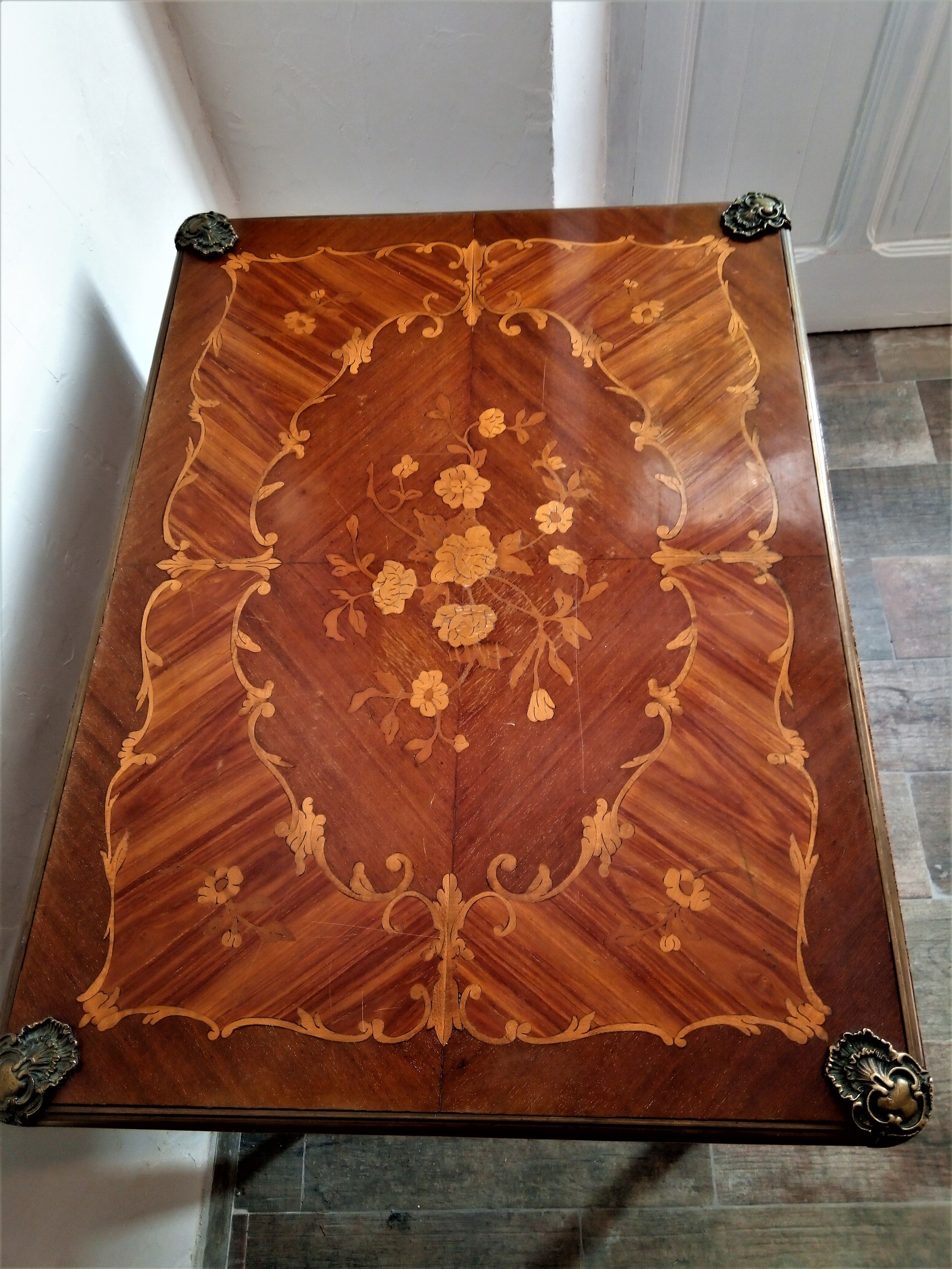 Play table in Louis XV marquetry. Early 20th century.