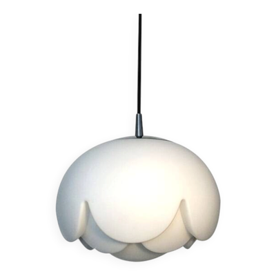 Suspension en verre opalin stylisé (fleur) De peill & Putzler, design 1970