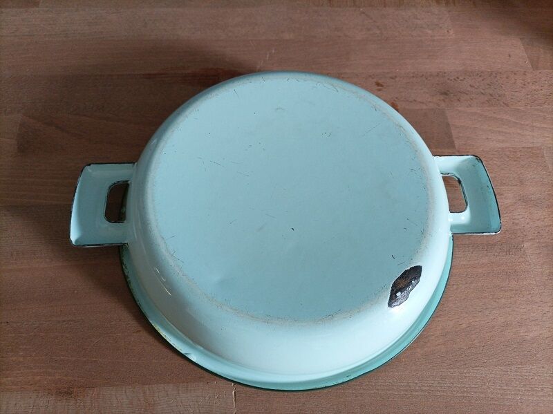 Flat round ear metal enamelled green water edging dp 0323152