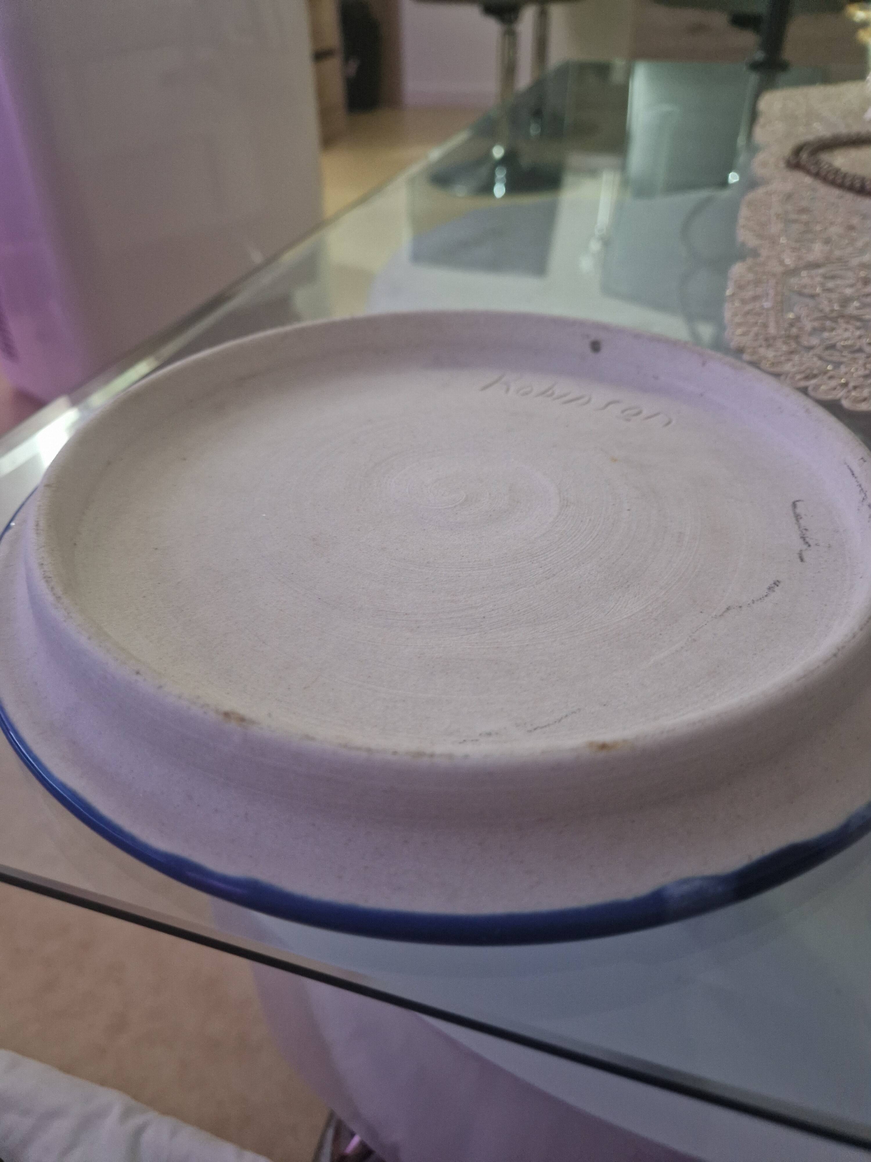 Plat rond en céramique d'art bleue - Signé Robinson