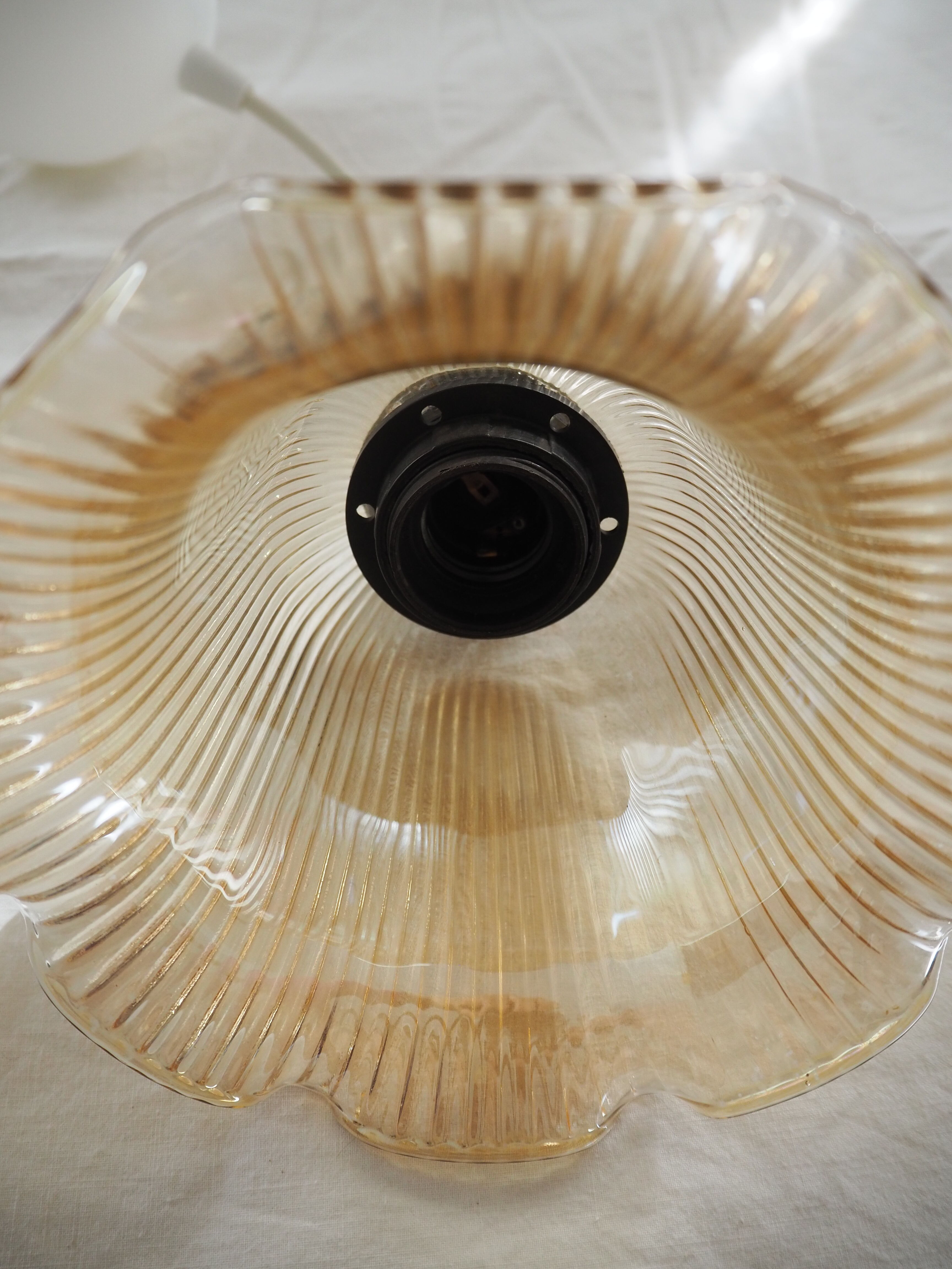 Striated tulip-shaped pendant light, in smoked glass