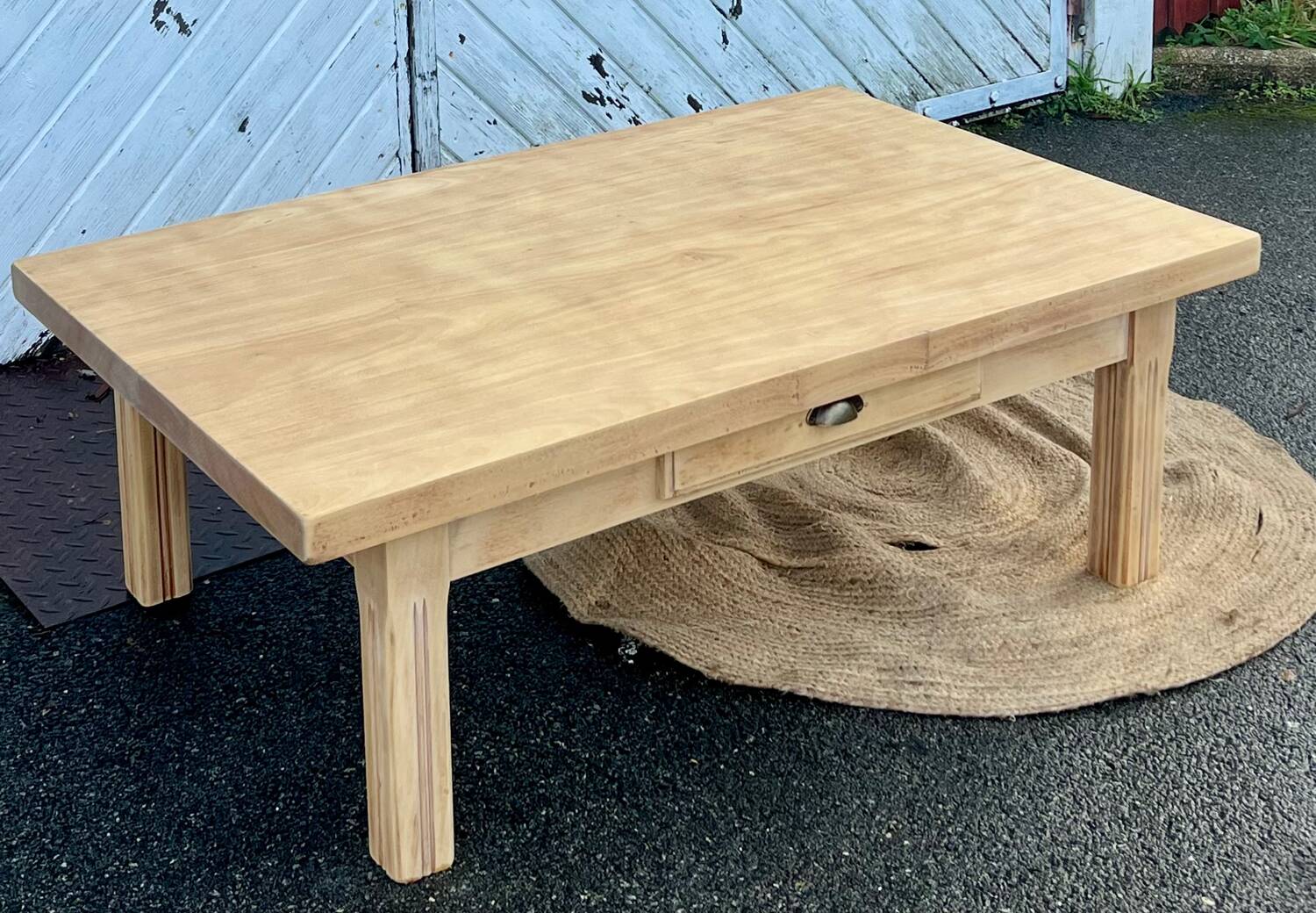Renovated farmhouse coffee table in raw solid wood with 1 drawer.