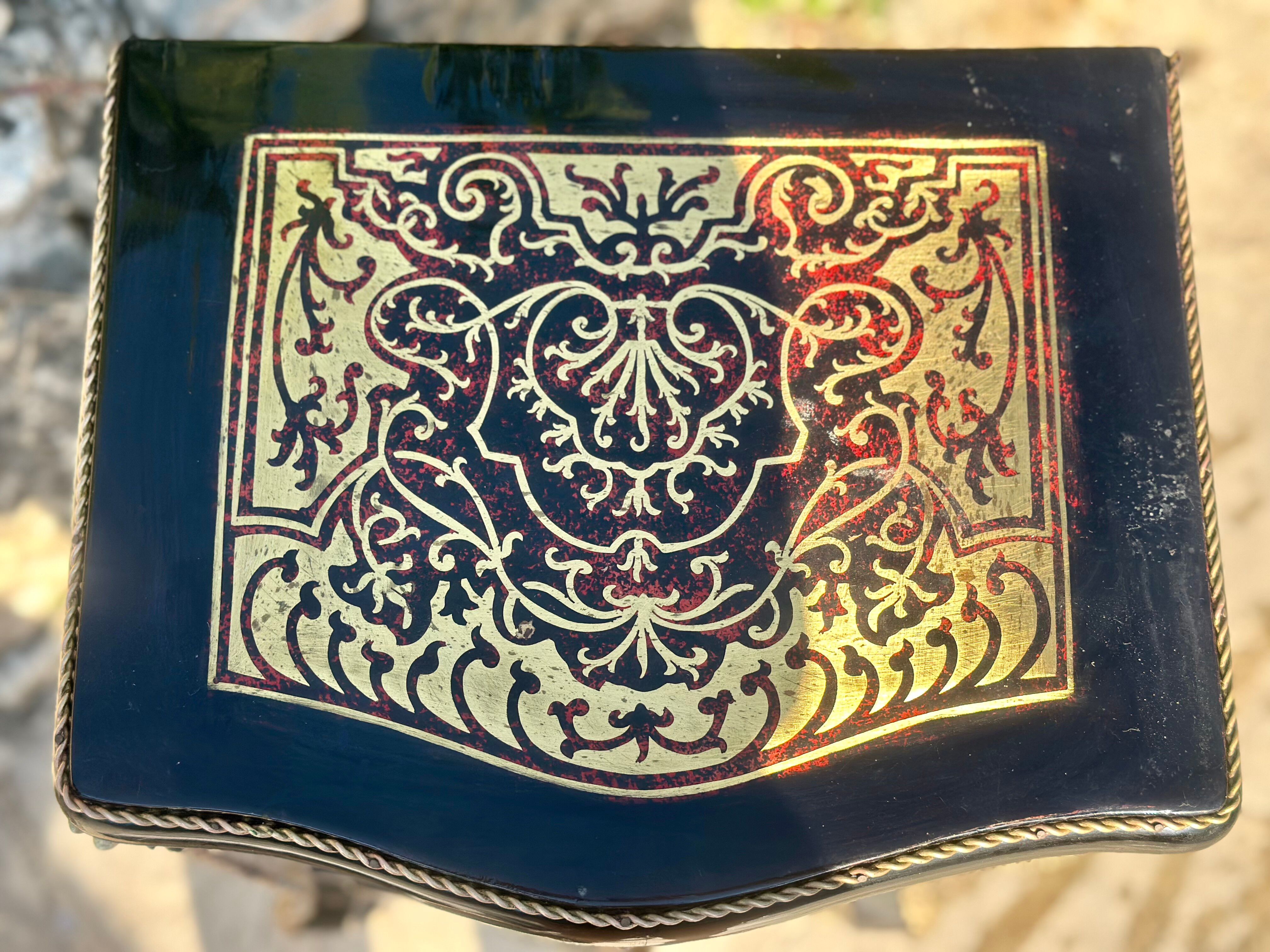 Petit chiffonnier de style Napoléon III.