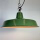 Lampe à suspension industrielle en émail vert, années 1960