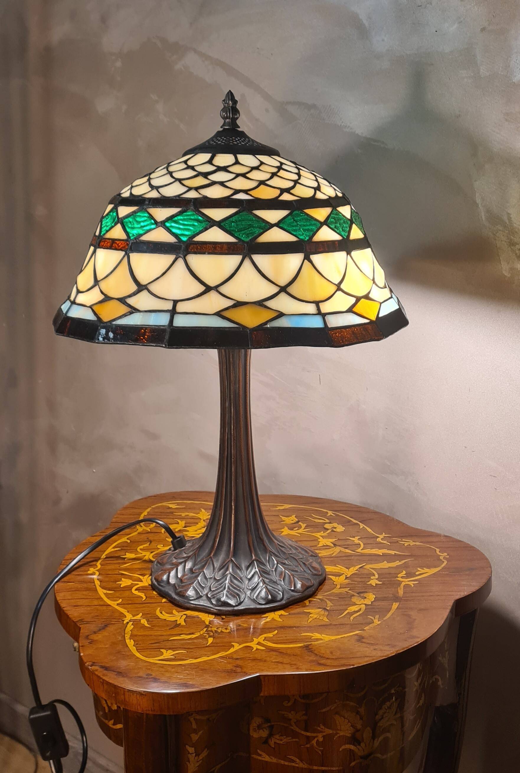 lamp under original Tiffany license eskriss stained glass 49x3 33