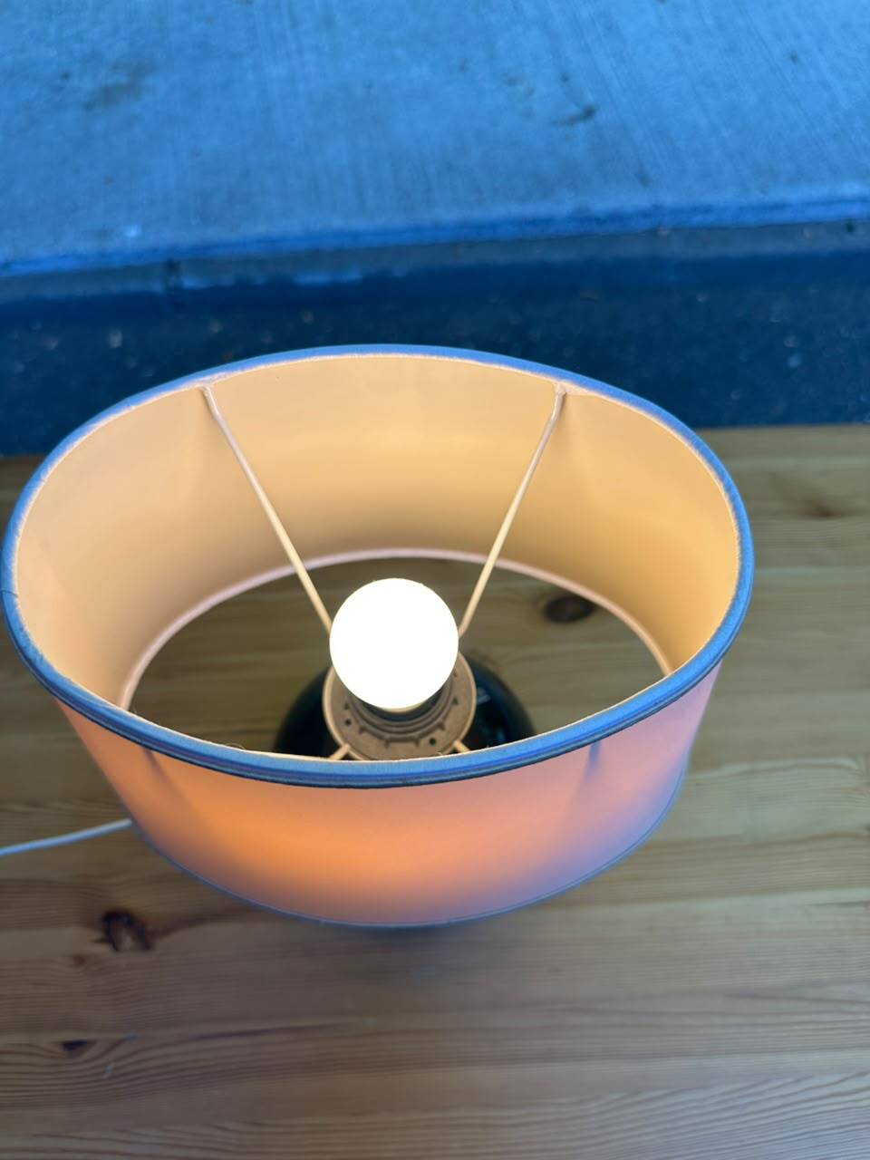 Vintage 80s table lamp with a black ceramic base and beige shade.