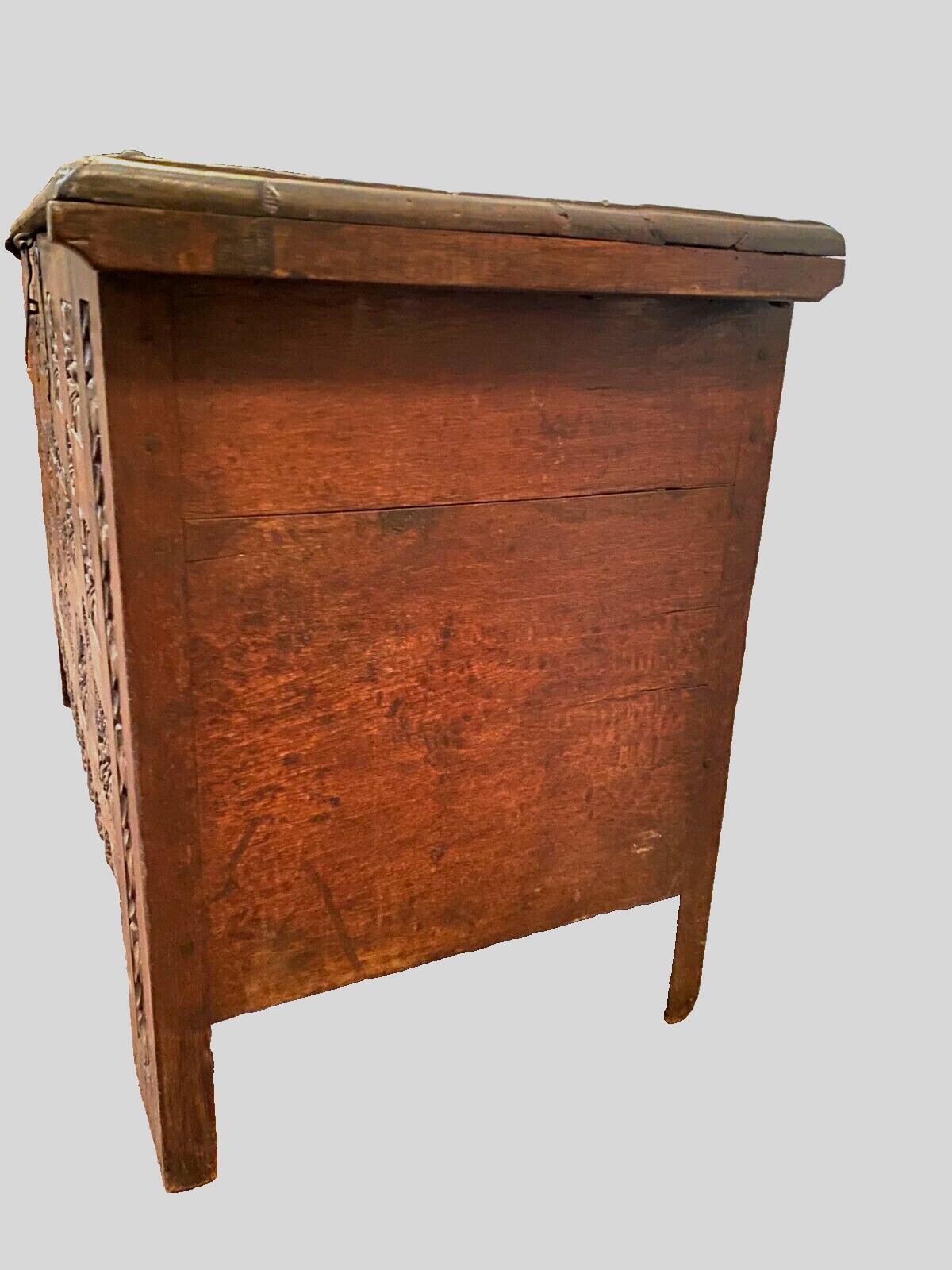 Antique Renaissance style chest in carved oak, 18th century