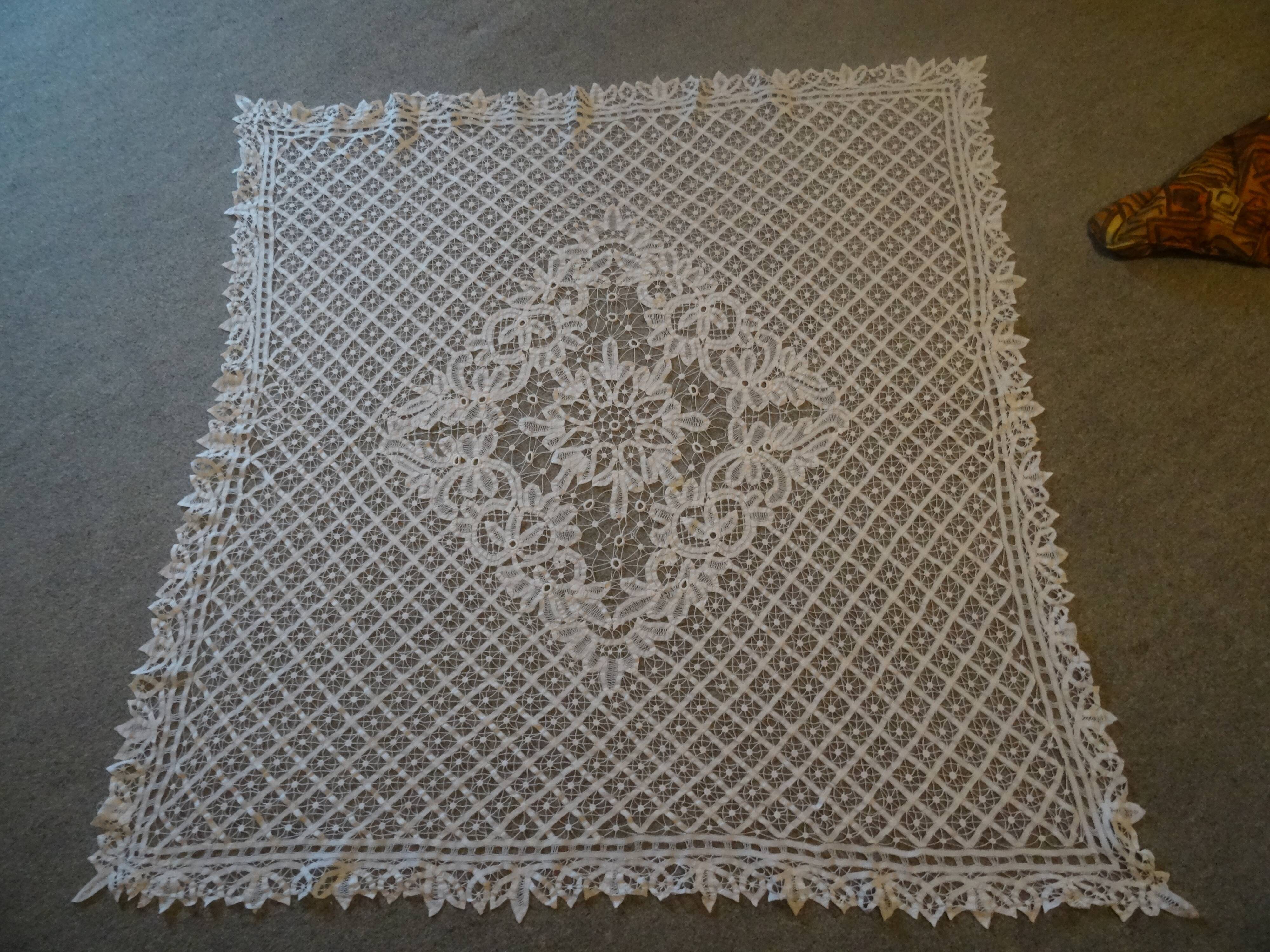 Nappe carrée ancienne