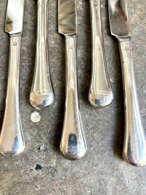 6 couteaux en métal chromé