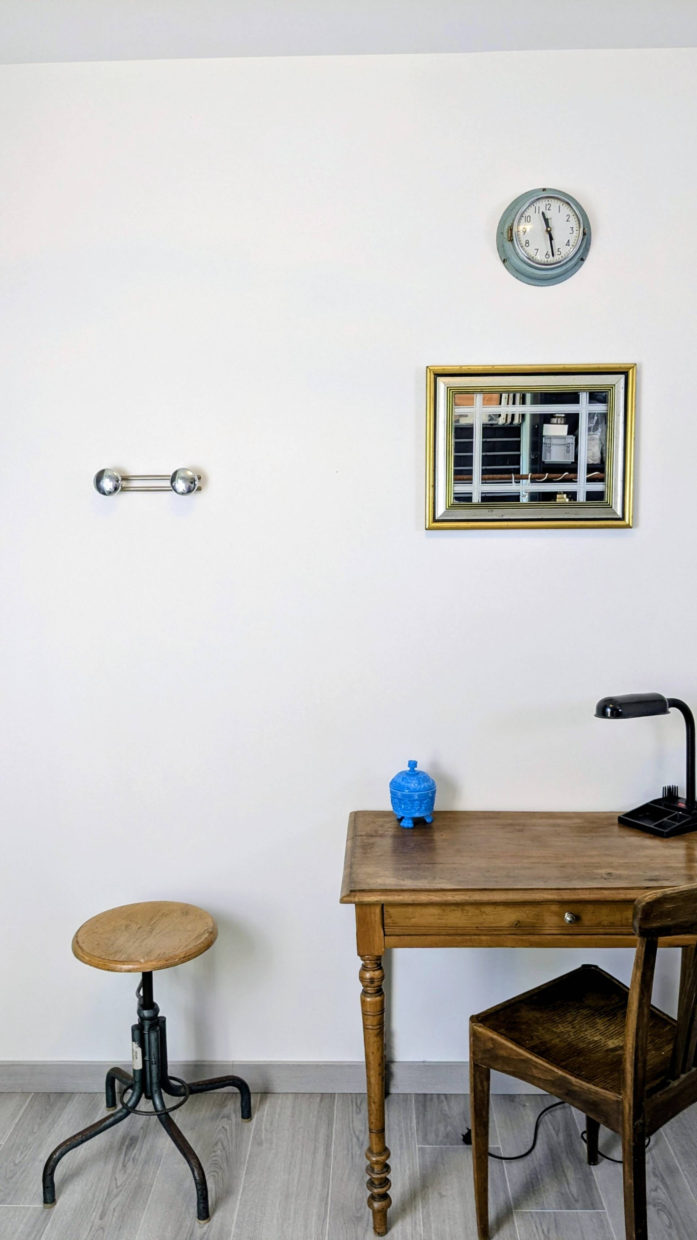 Antique mirror with a gold frame, classic elegance 49 x 38 cm