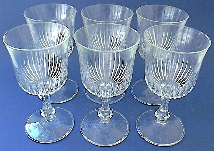 Suite of six glasses of red wine on foot