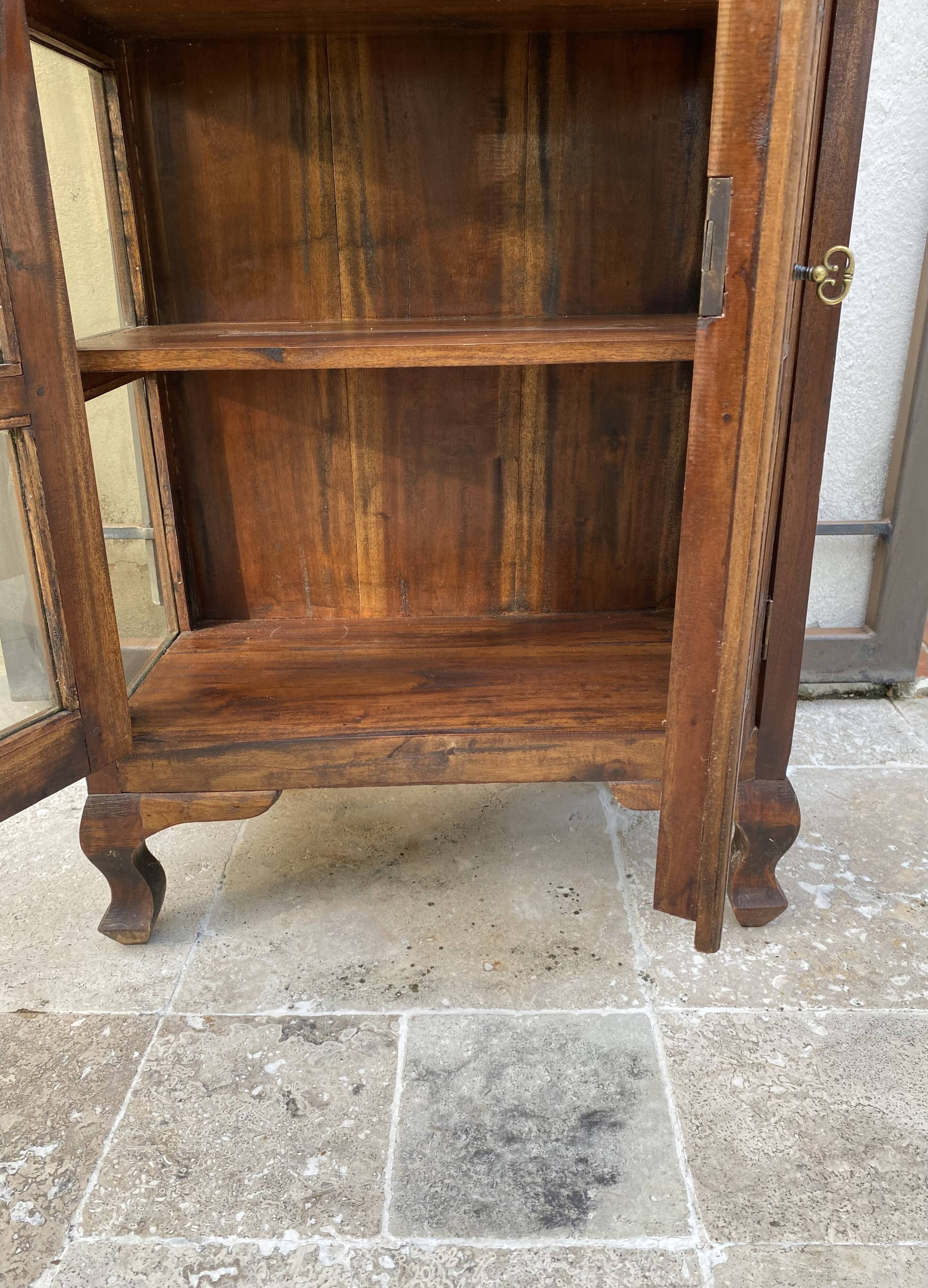 Exotic showcase cabinet 2 doors with key