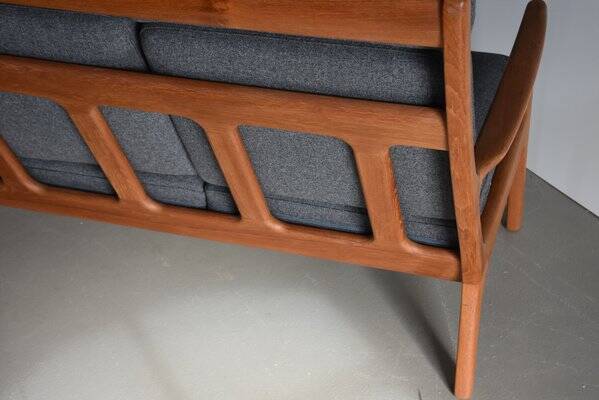 Canapé à dossier haut de style mid-century recouvert de tissu Kvadrat