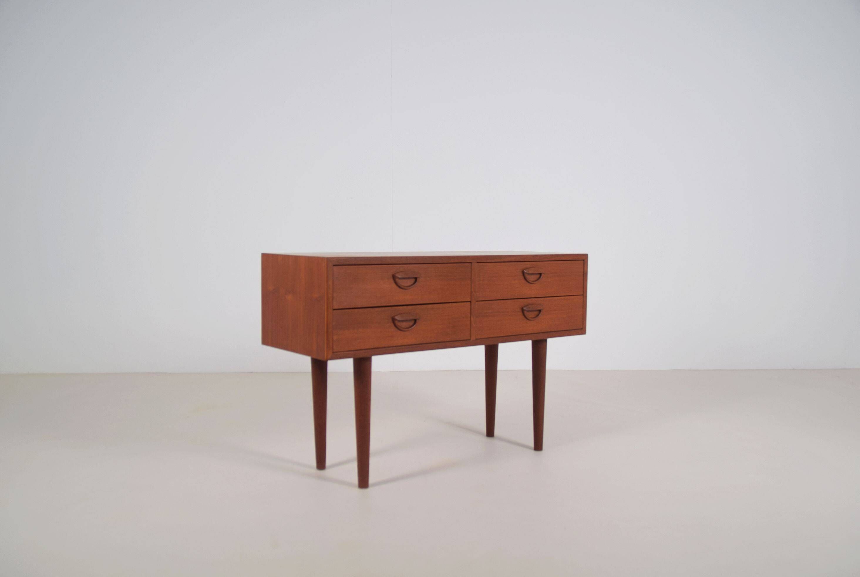 Commode danoise conçue par Kai Kristiansen pour FM Mobler, années 1960.