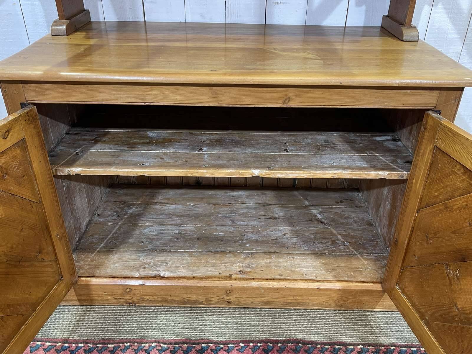 Buffet 2 corps anglais en sapin et noyer des années 1930