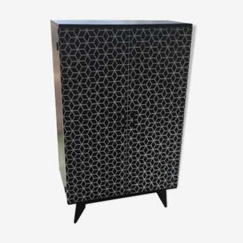 Armoire peinte motifs noir et blanc