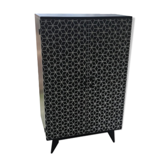 Armoire peinte motifs noir et blanc