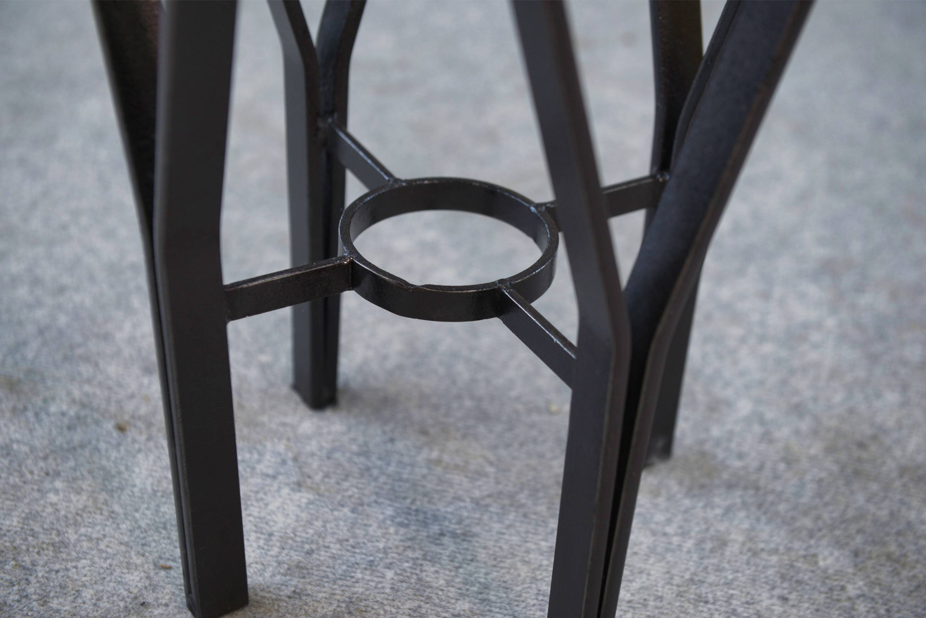 Tabouret fer forgé et métal tressé France 1950's