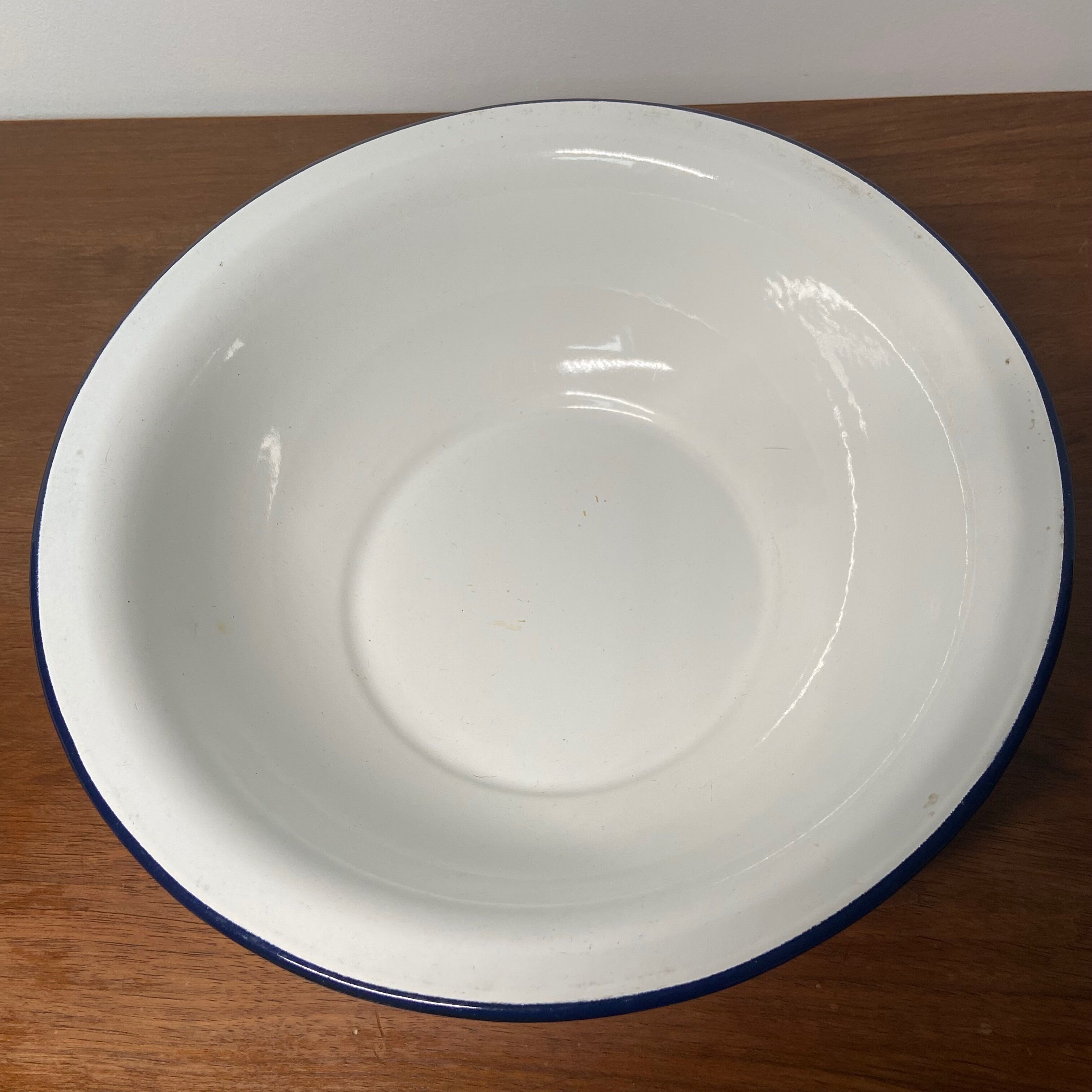 Enamelled sheet metal basin