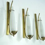 Suite de trois appliques en laiton et verre opalin triplex. Italie années 1950