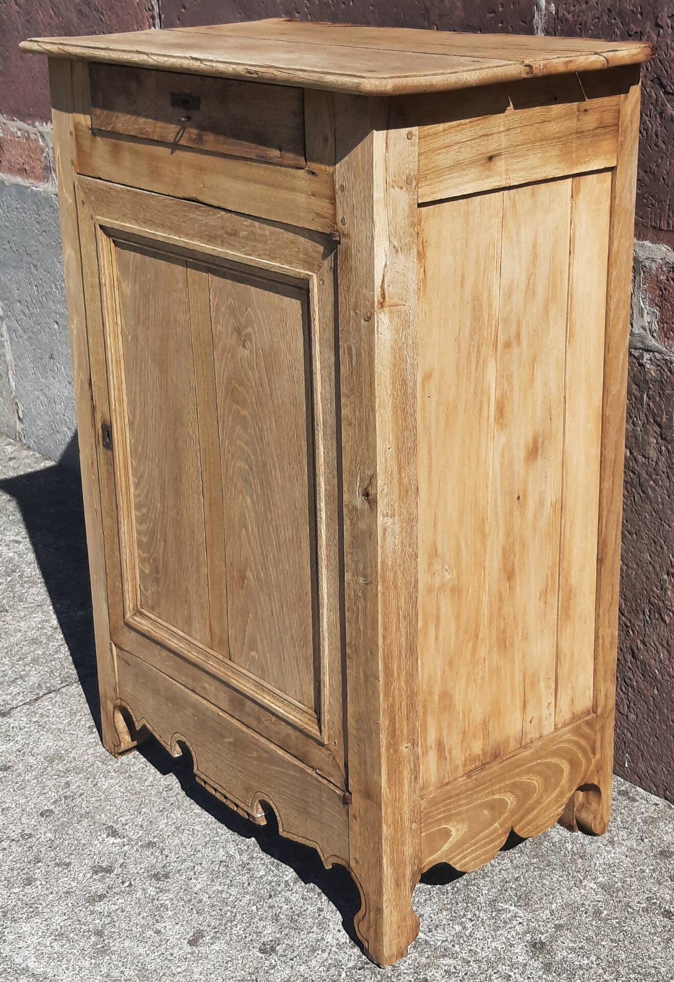 Confiturier or sideboard.