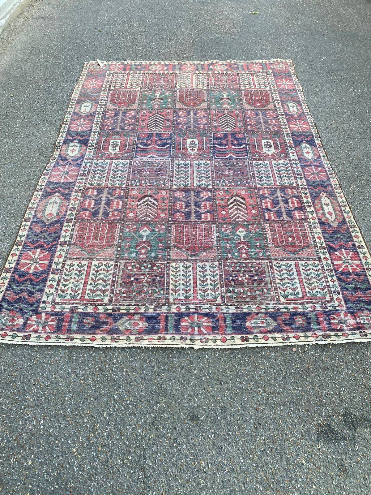 Handmade beige Bakhtiar rug with flowers 200x300.
