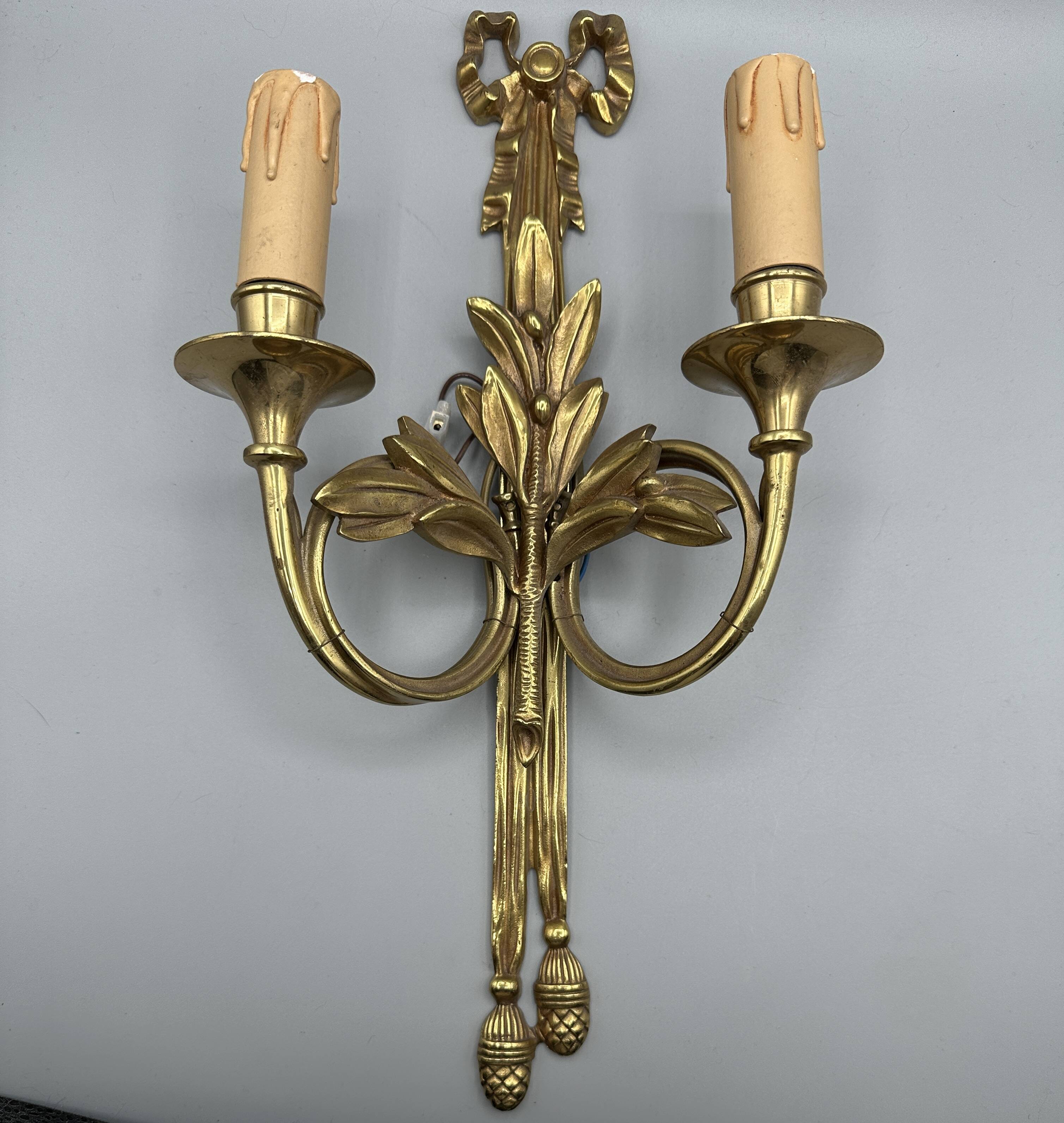 Pair of gilt bronze wall sconces in hunting horn style, Louis XVI.