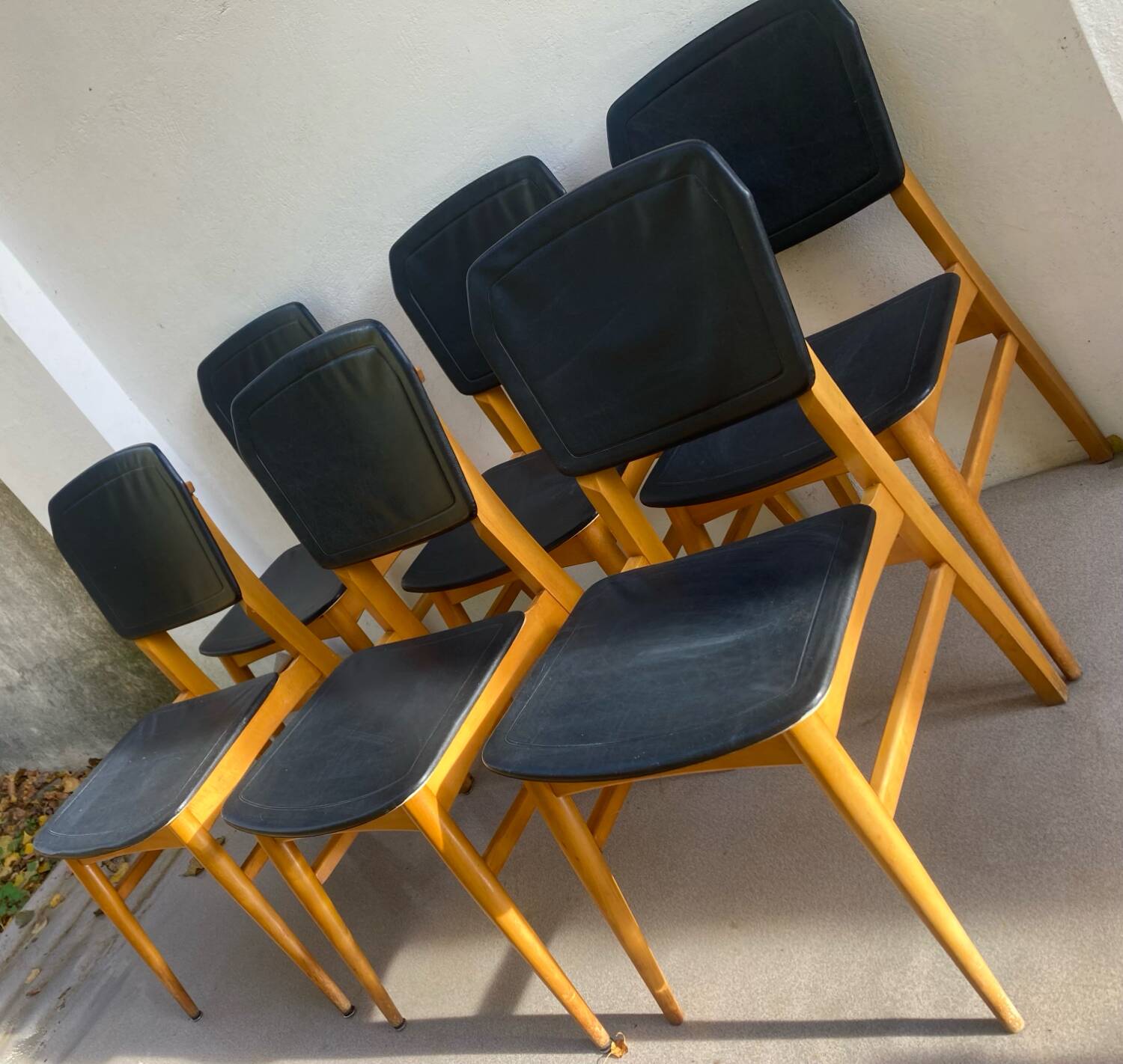 Set of 6 Scandinavian chairs in light wood and black faux leather