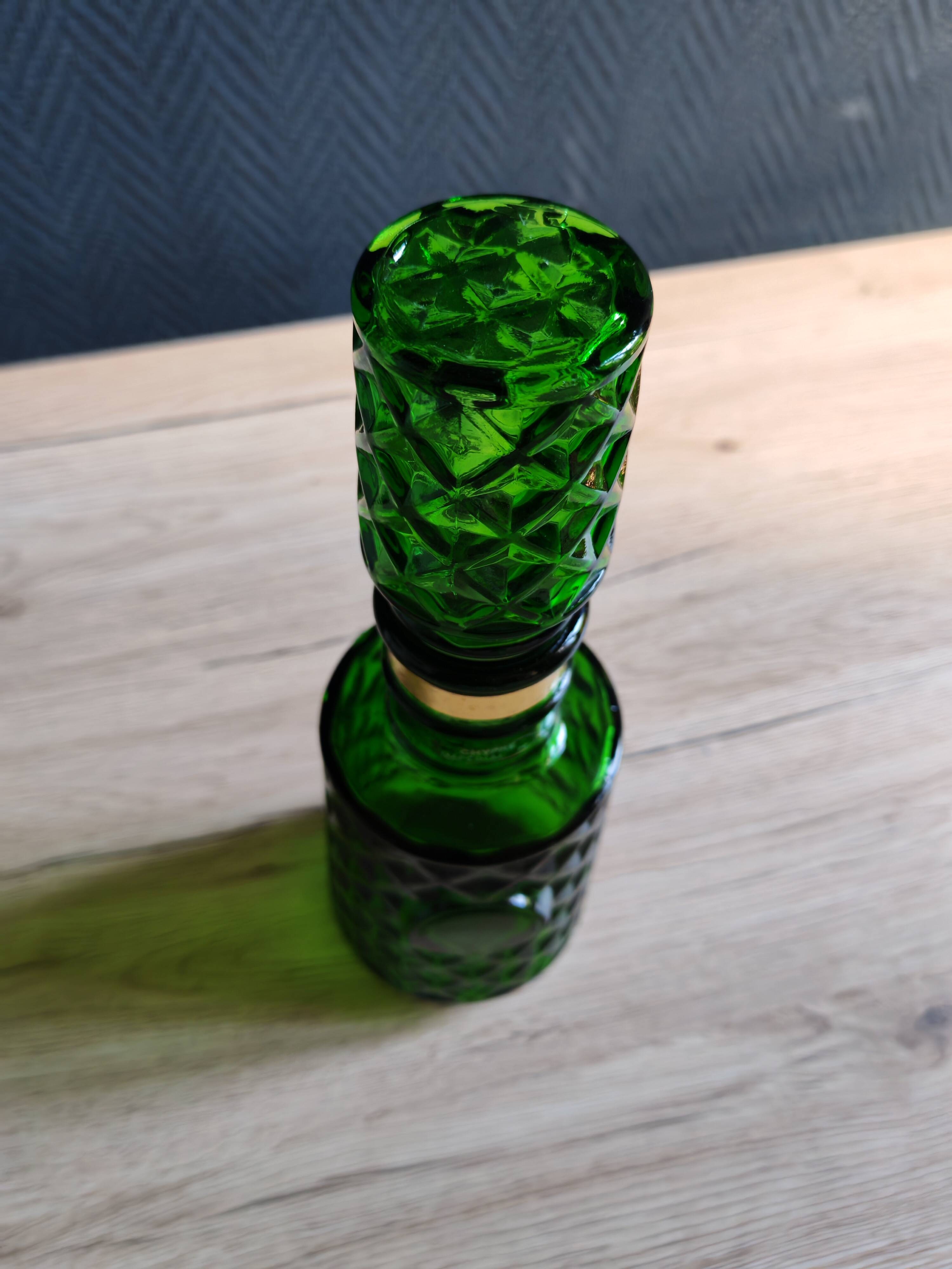 Carafe à whisky vintage en verre vert moulé pointe de diamant