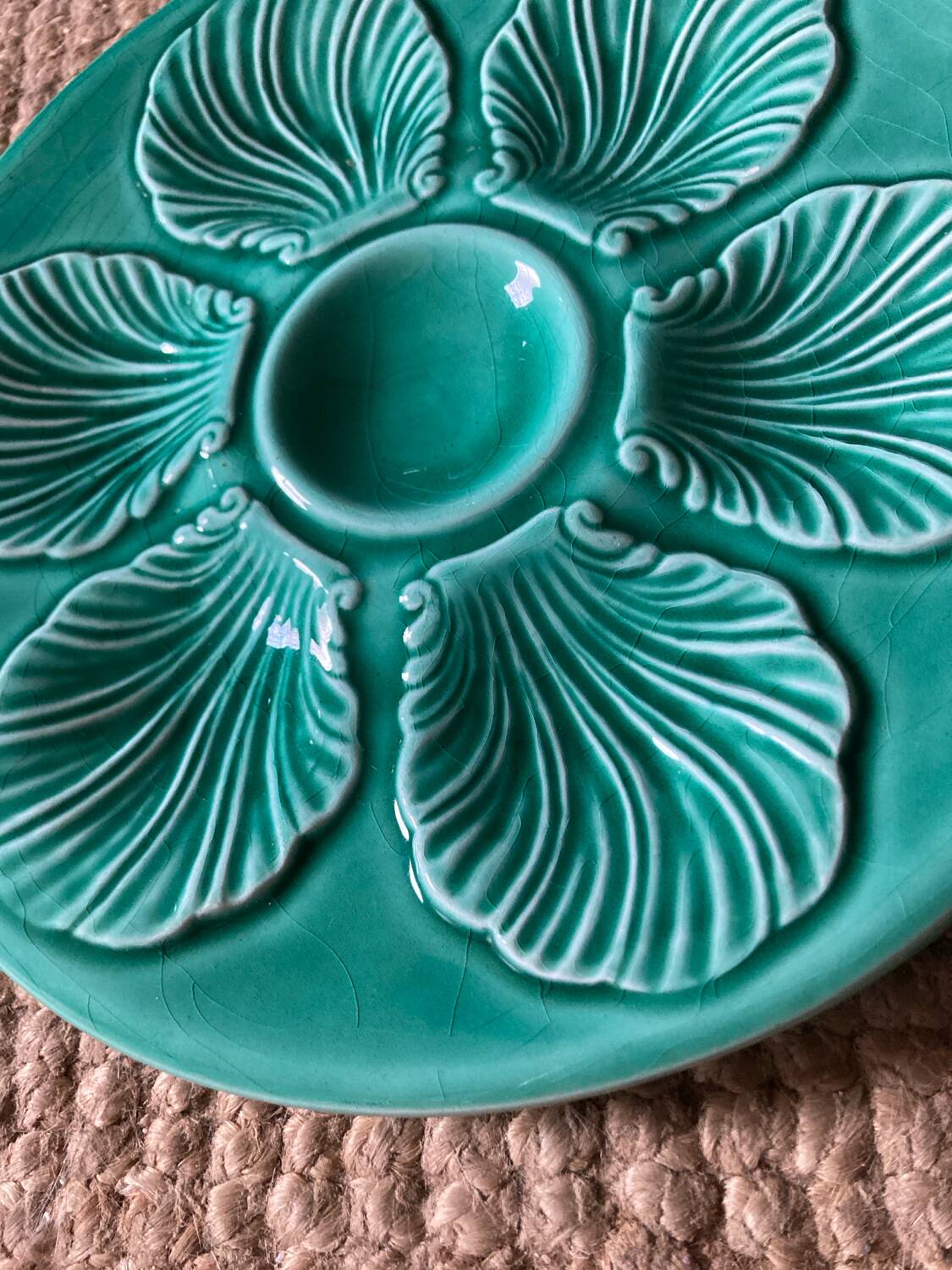 Barbotine plates for shellfish