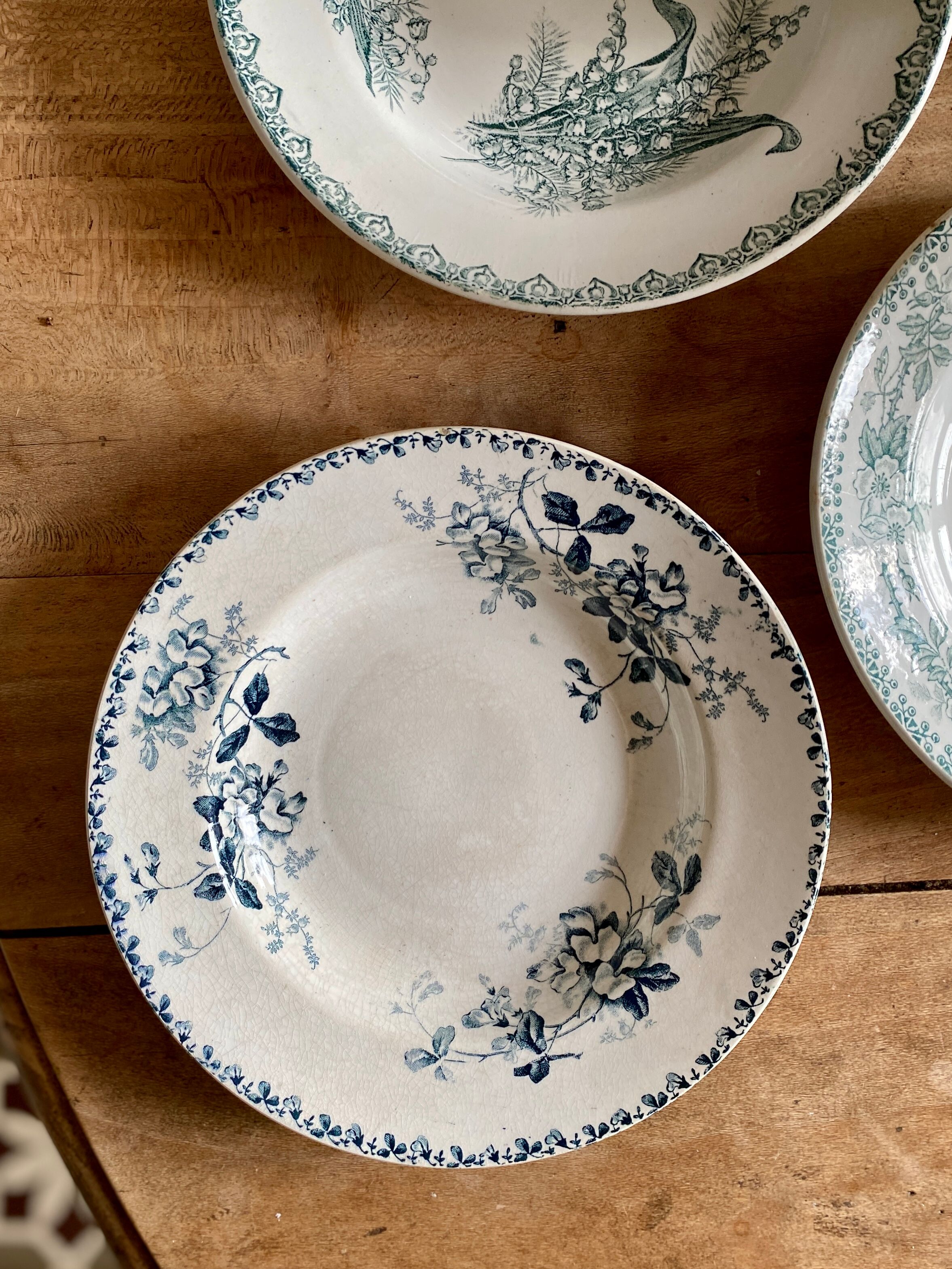 Lor of 6 vintage hollow plates in iron earth, mismatched models