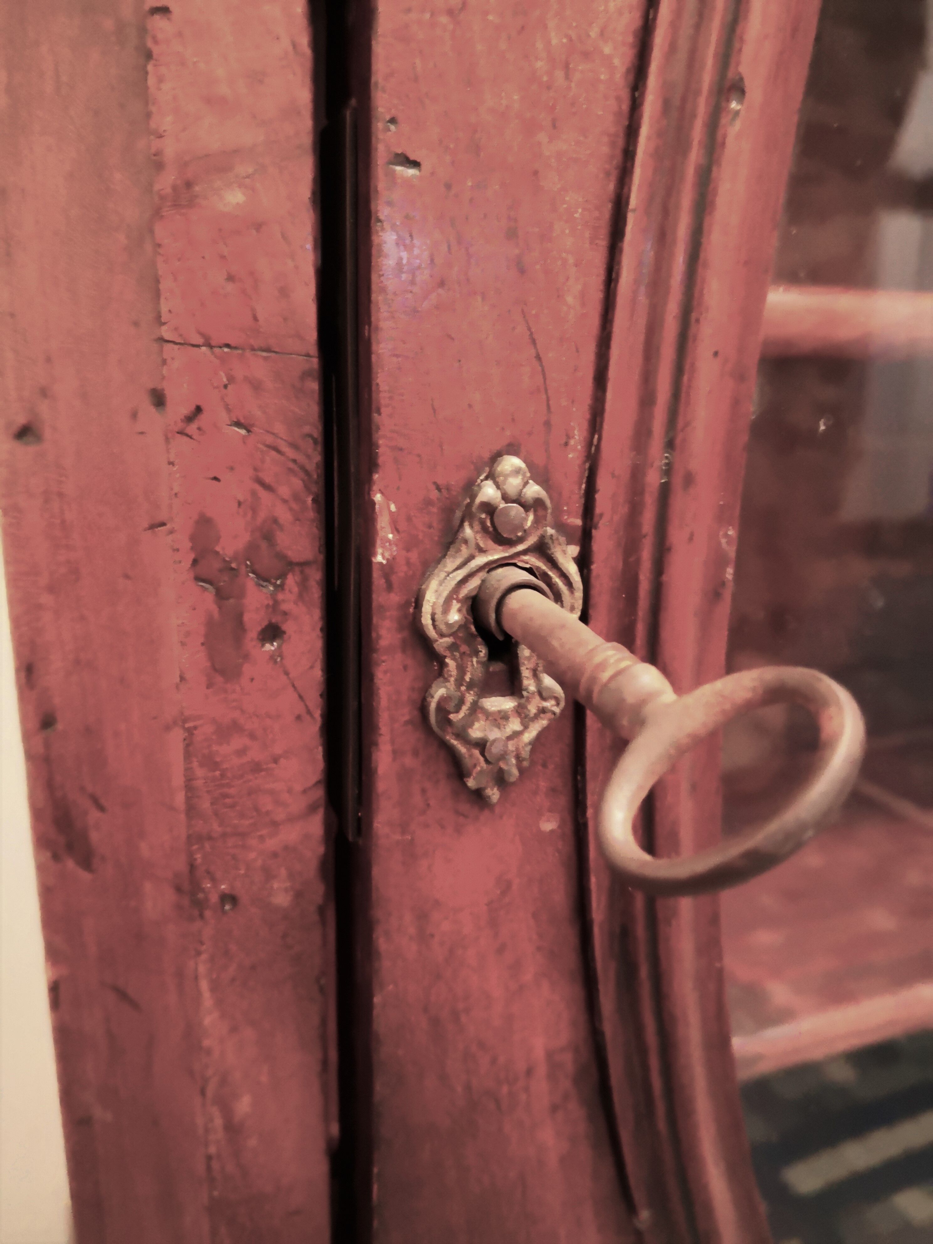 Old wood showcase with English charm