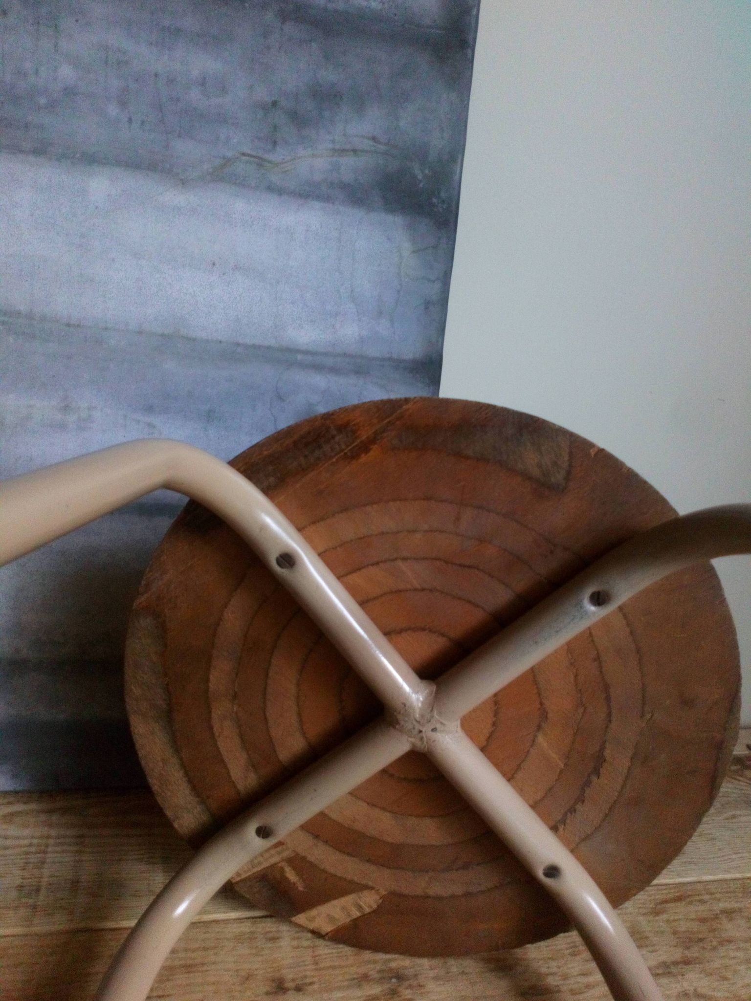 Workshop stool feet in metal tubes