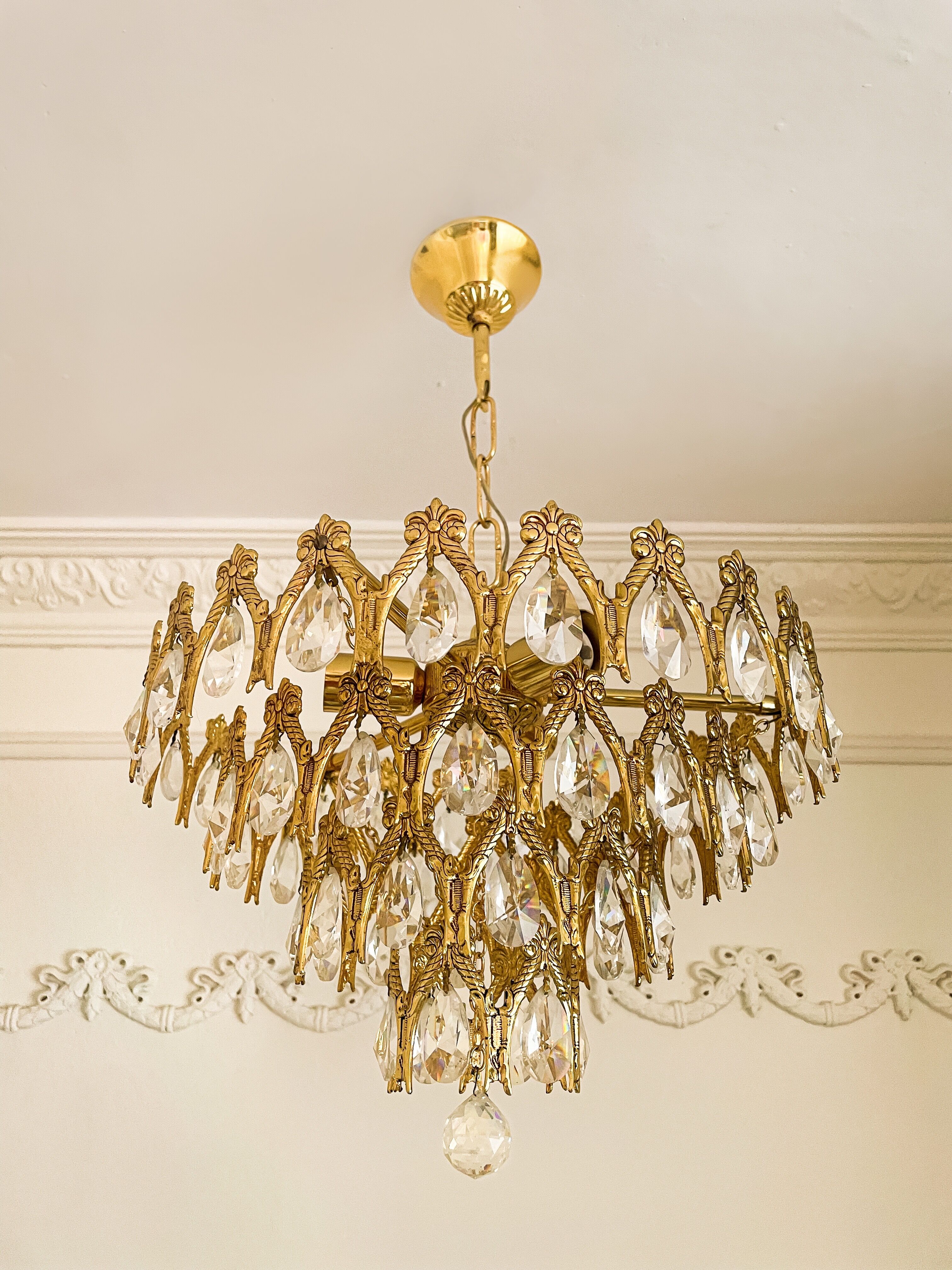 Vintage chandelier in gilded brass with crystal pendants.